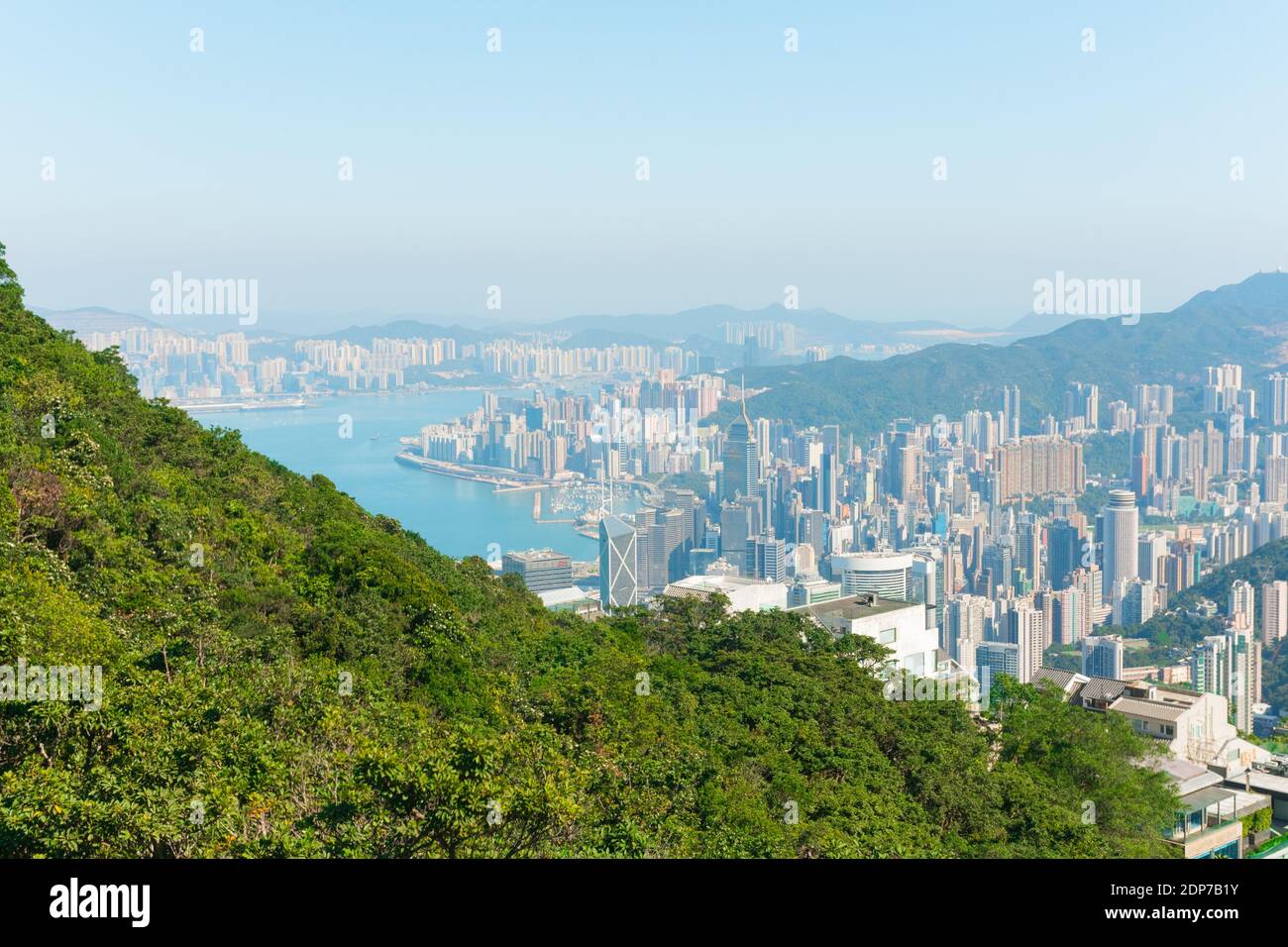 La magnifique ville de Hong Kong. Vue sur Victoria Peak par une journée ensoleillée. Hong Kong, Chine. Hong Kong Island et Victoria Bay. Banque D'Images La magnifique ville de Hong Kong. Vue sur Victoria Peak par une journée ensoleillée. Hong Kong, Chine. Hong Kong Island et Victoria Bay. Banque D'Images