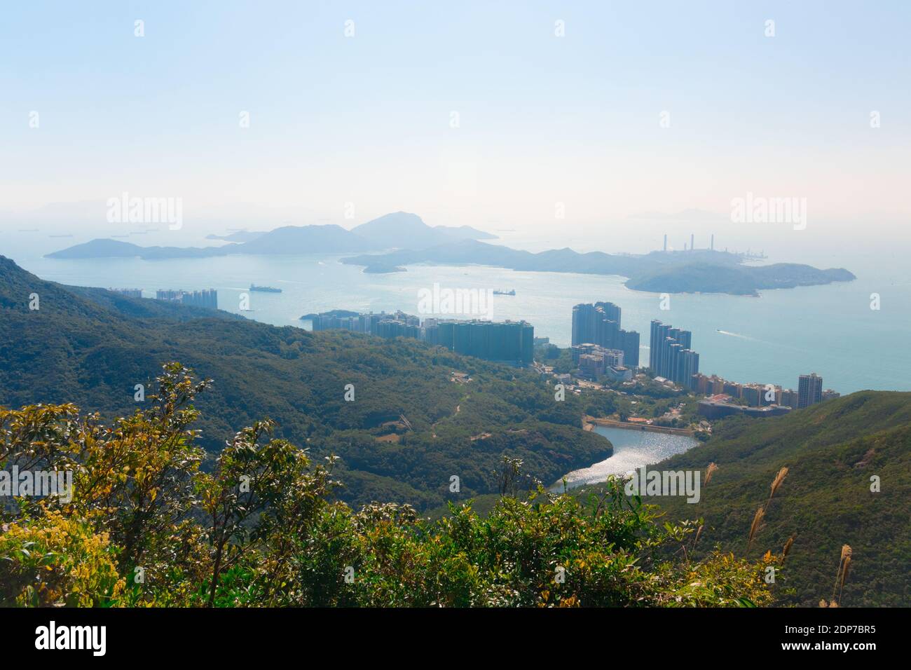 Paysage de Hong Kong depuis les Victoria Peak Gardens. Vue sur l'île de Lamma par temps ensoleillé et sur le port de Victoria. Banque D'Images Paysage de Hong Kong depuis les Victoria Peak Gardens. Vue sur l'île de Lamma par temps ensoleillé et sur le port de Victoria. Banque D'Images