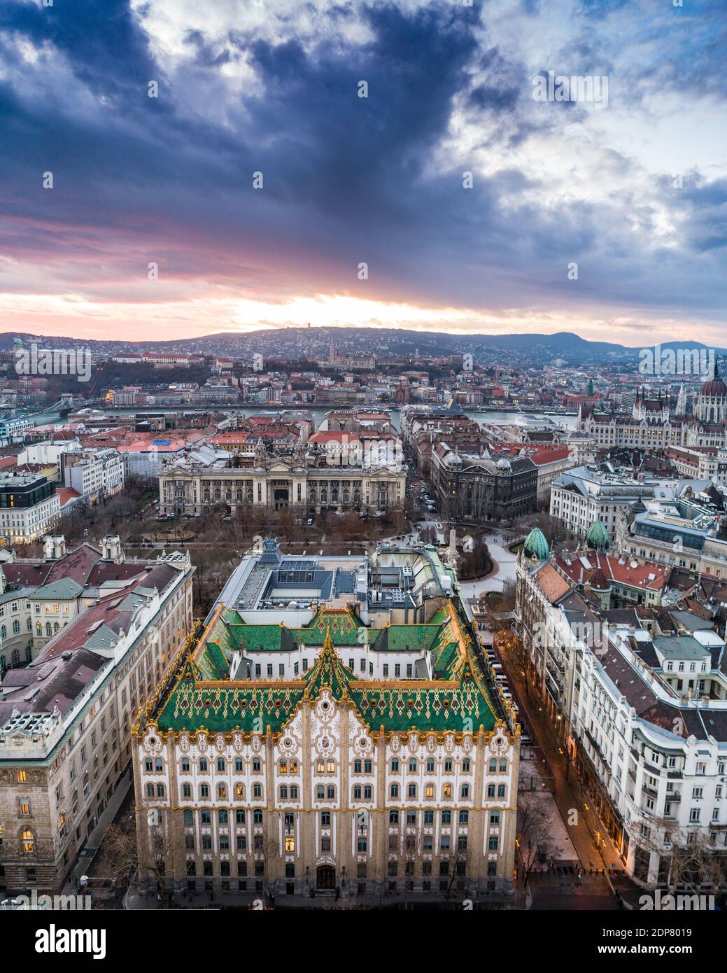 Budapest, Hongrie. Bâtiment du Trésor public avec le Parlement hongrois Banque D'Images