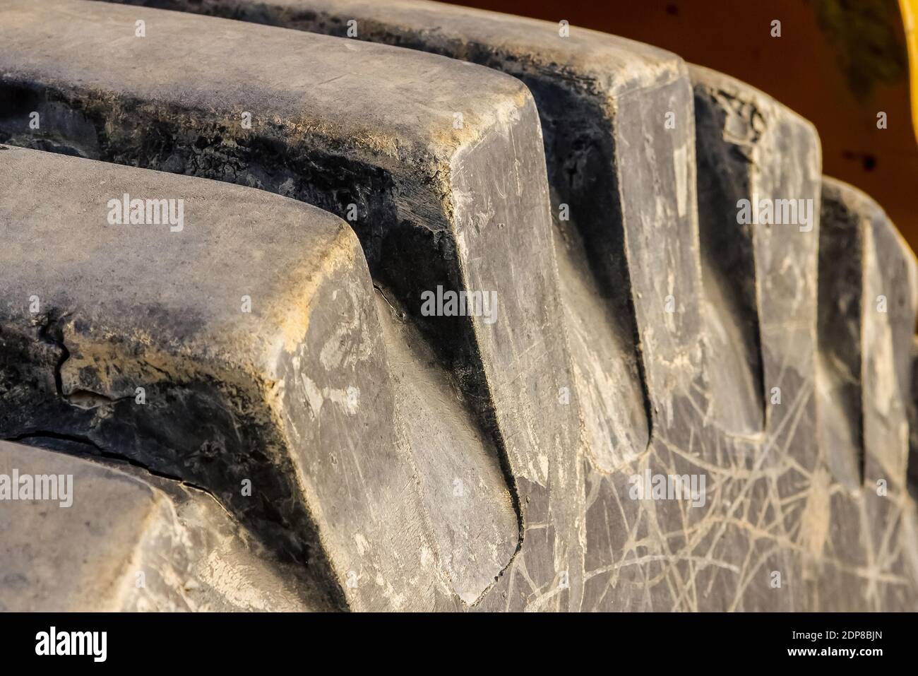 Un gros plan d'un vieux pneu de tracteur аnd endommagé Banque D'Images