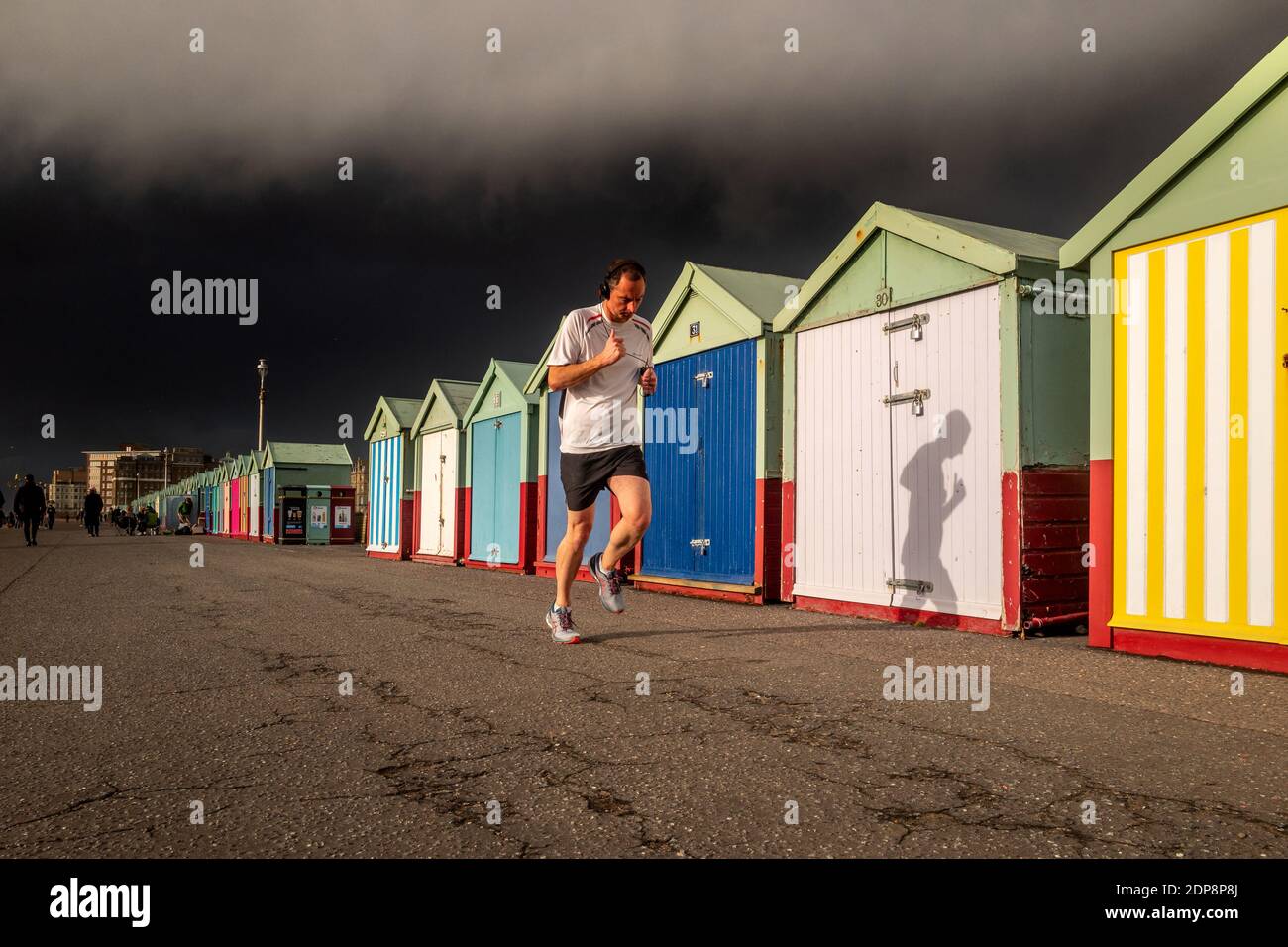 Brighton, 19 décembre 2020: Tempête et conditions changeantes sur le front de mer à Hove cet après-midi crédit: Andrew Hasson/Alay Live News Banque D'Images