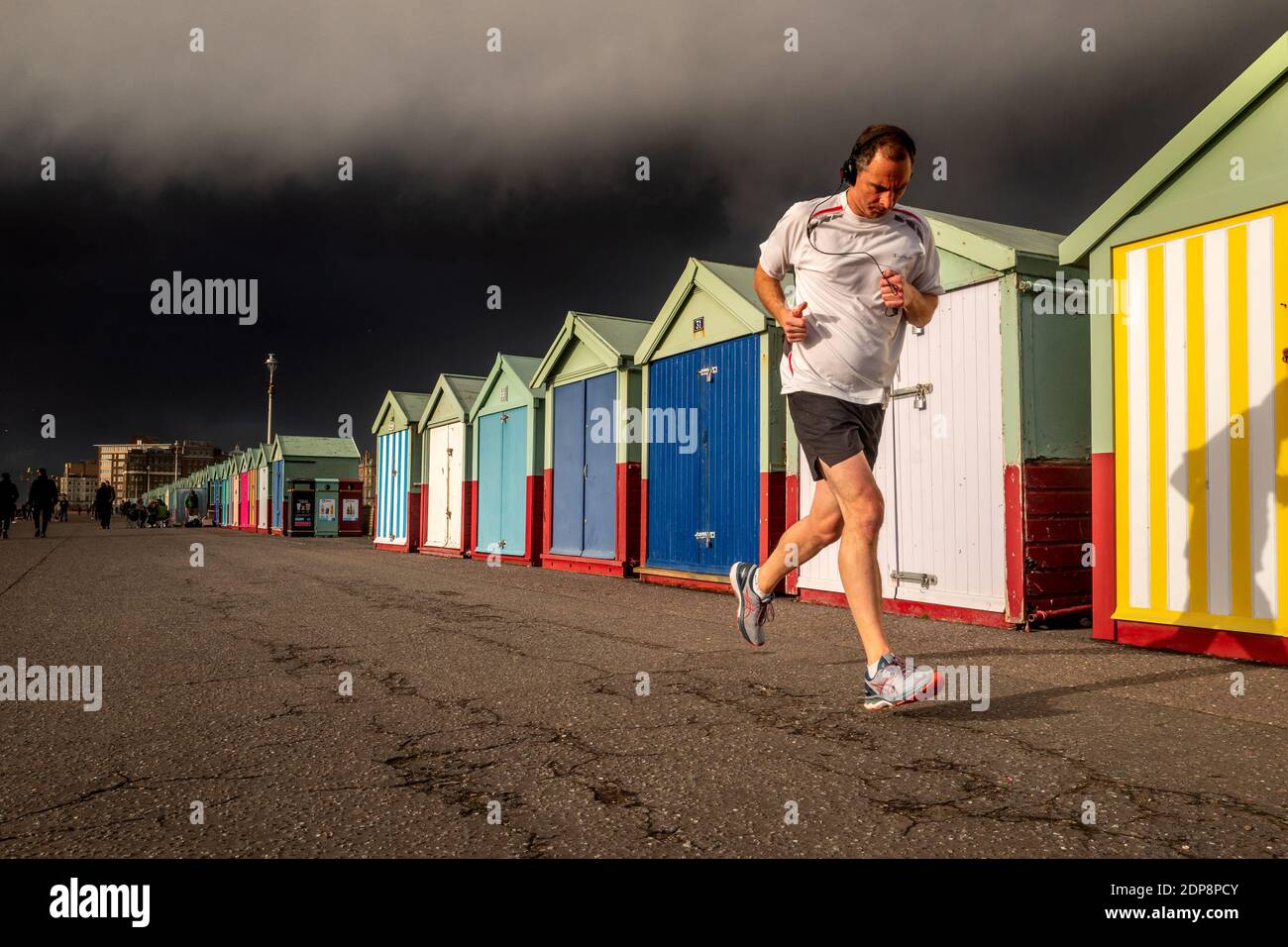Brighton, 19 décembre 2020: Tempête et conditions changeantes sur le front de mer à Hove cet après-midi crédit: Andrew Hasson/Alay Live News Banque D'Images