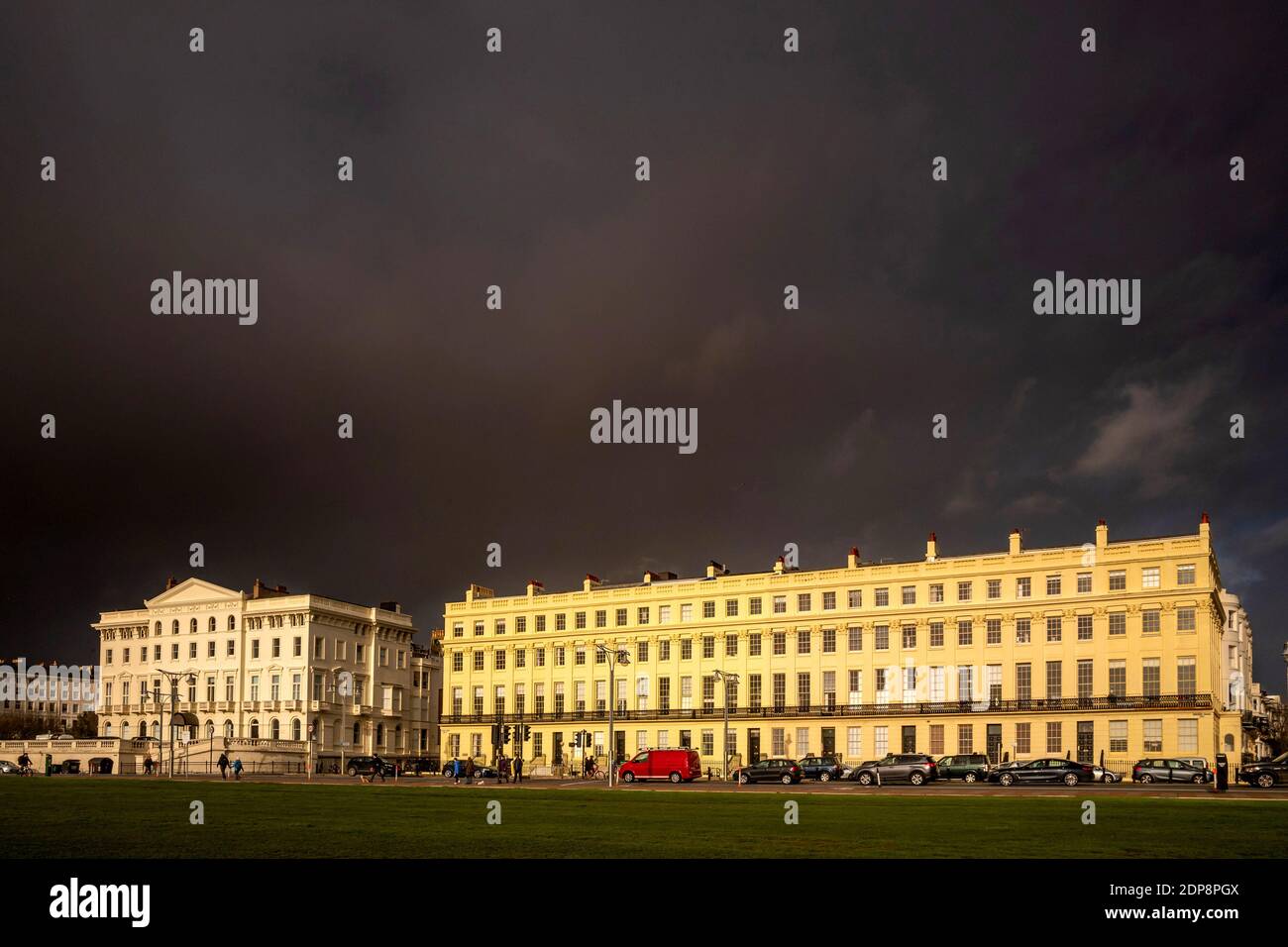 Brighton, 19 décembre 2020: Tempête et conditions changeantes sur le front de mer à Hove cet après-midi crédit: Andrew Hasson/Alay Live News Banque D'Images