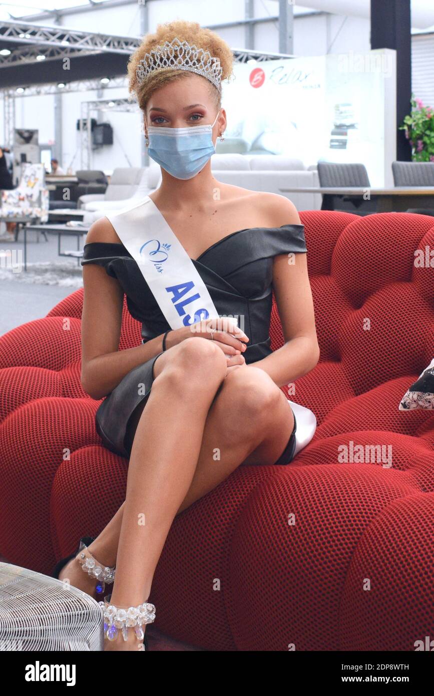 Une journée en compagnie d'Aurélie Roux Miss Alsace 2000, lors de sa visite au salon européen de Strasbourg en septembre 2020. Rencontre avec des exposants, des visiteurs, des pompiers, du personnel de sécurité, des organismes de bienfaisance. Aurélie Roux participe au concours Miss France du 19 décembre 2020 au 19 décembre 2020 à Strasbourg, dans le nord-est de la France. Photo de Nicolas Roses/ABACAPRESS.COM crédit: ABACAPRESS/Alay Live News Banque D'Images