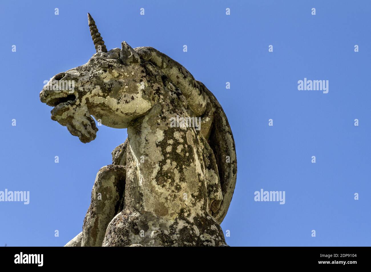 Un gros plan d'une sculpture de licorne à Caprarola, dans la province de Viterbo, dans le nord du Latium, en Italie Banque D'Images
