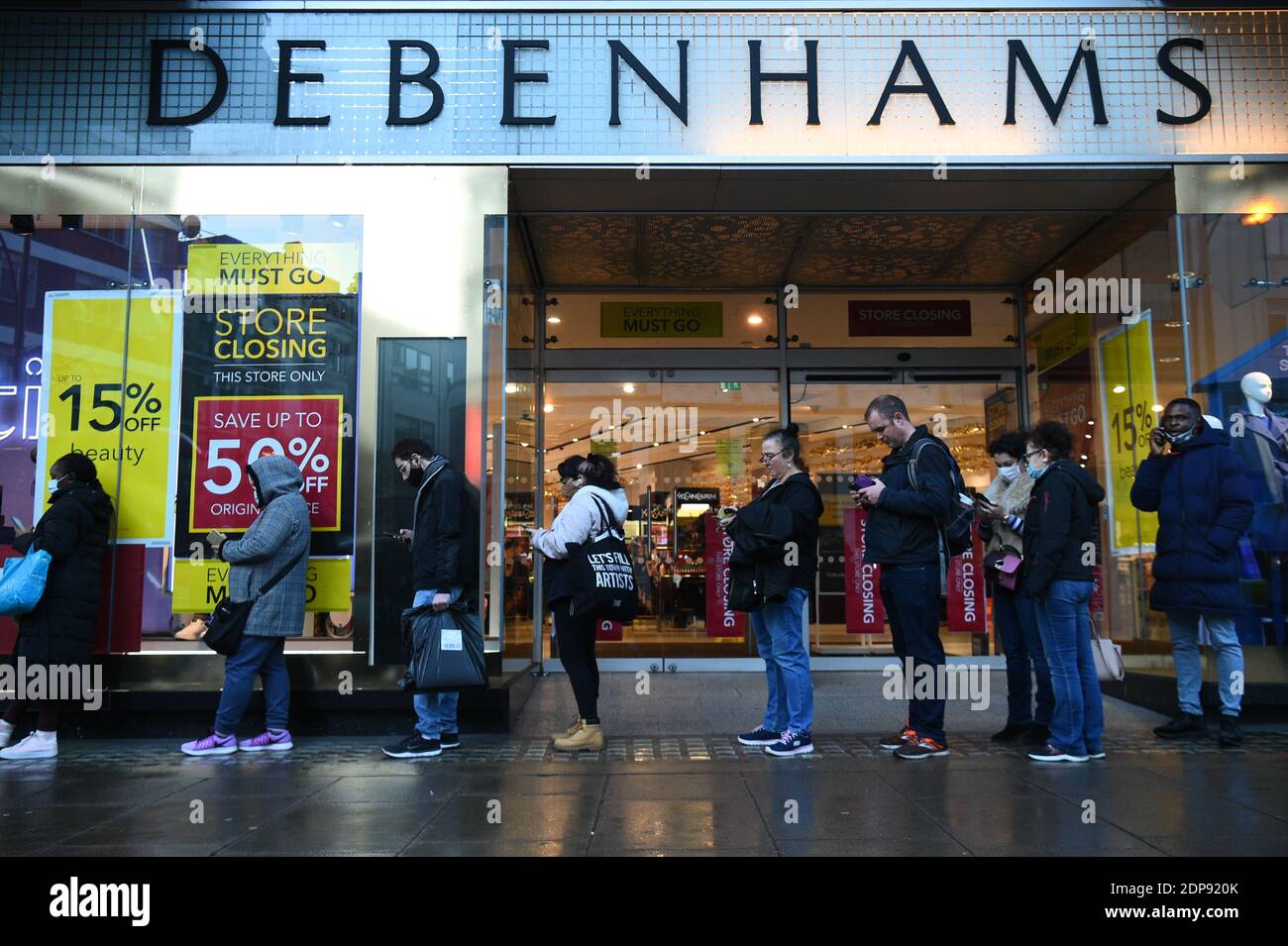 Les gens magasinent sur Oxford Street dans le centre de Londres le dernier samedi avant Noël. Banque D'Images