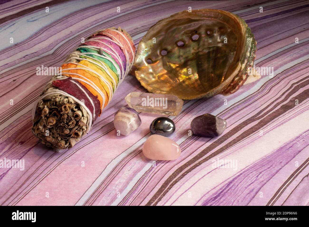 Sauge arc-en-ciel Smudge avec coquillages et cristaux . Photo de haute qualité Banque D'Images
