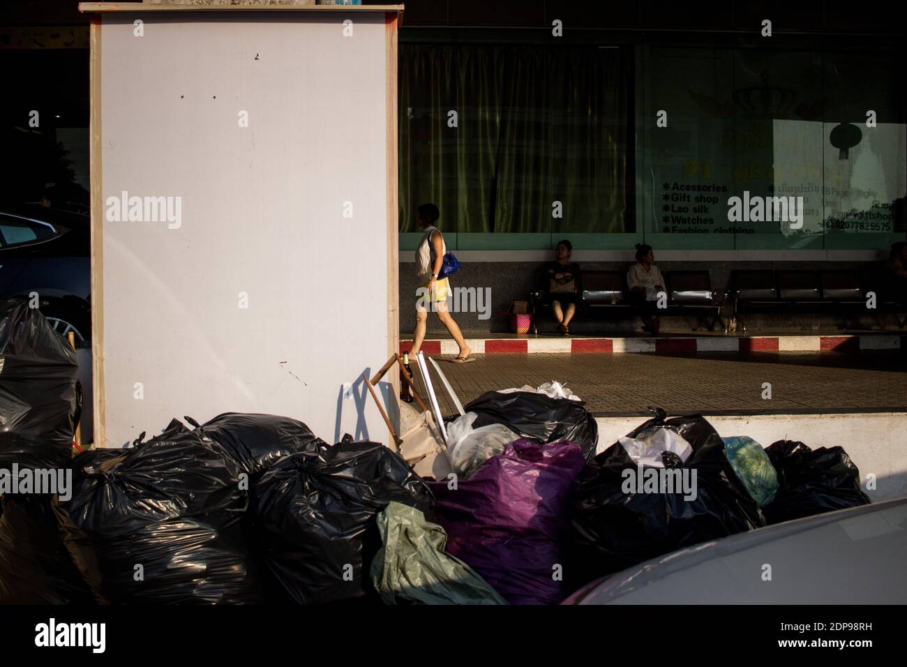 LAO - VIENTIANE LA COMPROMISSION même si elle se approche du million d’habitants, Vientiane a encore les allures d’une bourgade à côte des médias des Banque D'Images