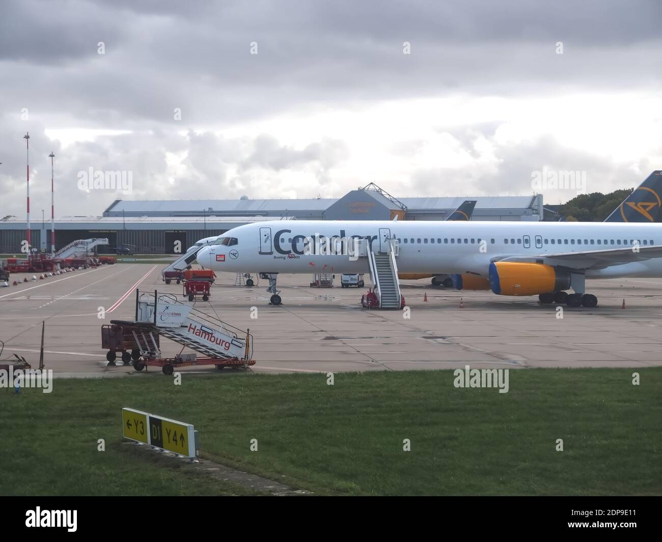 Condor avion à l'aéroport de Düsseldorf en position de stationnement Banque D'Images