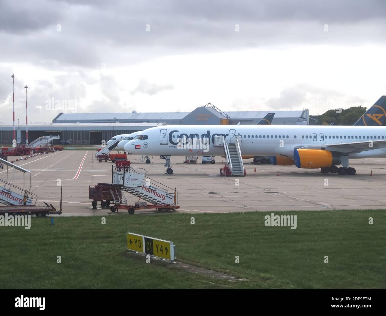 Condor avion à l'aéroport de Düsseldorf en position de stationnement Banque D'Images