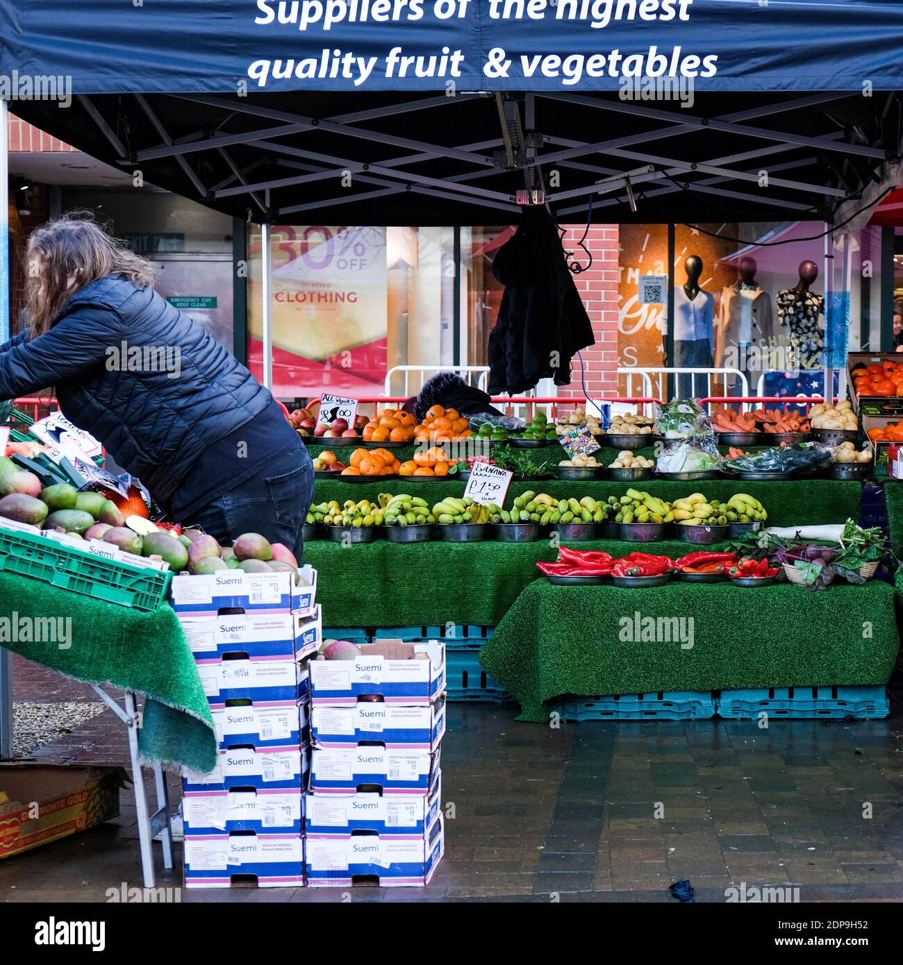 Epsom Surrey, Londres, Royaume-Uni, December19 2020, négociant ou vendeur anonyme qui organise sa vente de fruits et légumes frais Banque D'Images