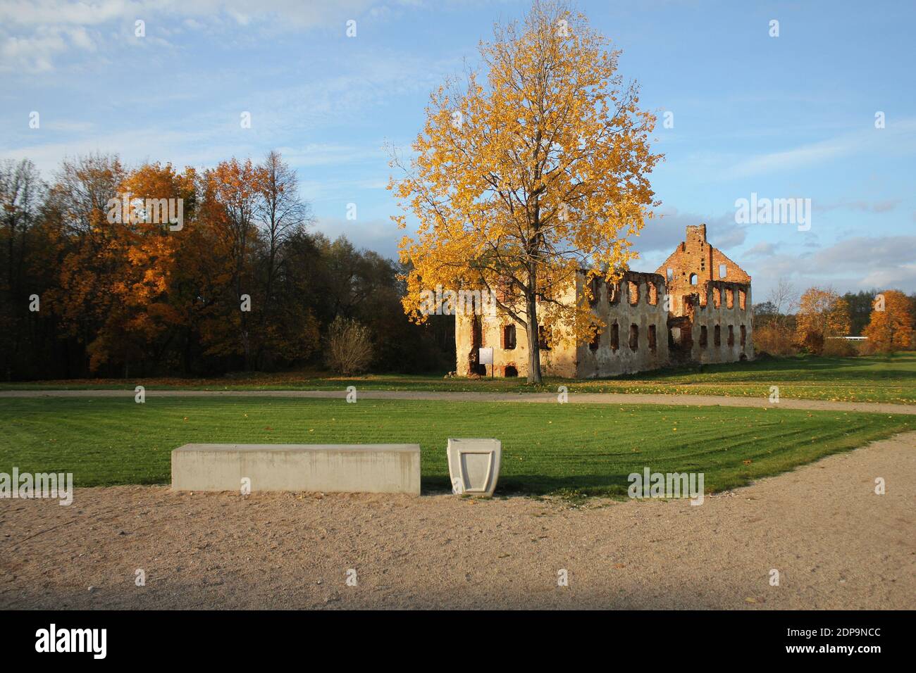 République de Paulavos en Lituanie. Ruines de Old Bricks avec forêt en arrière-plan Banque D'Images
