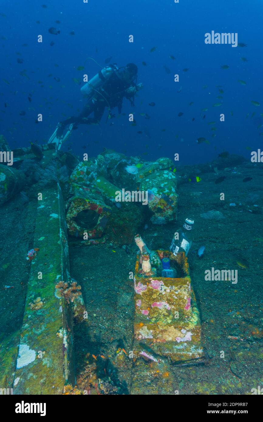 Plongée sous-marine explorant l'épave de Kubu à Bali (Indonésie). Banque D'Images