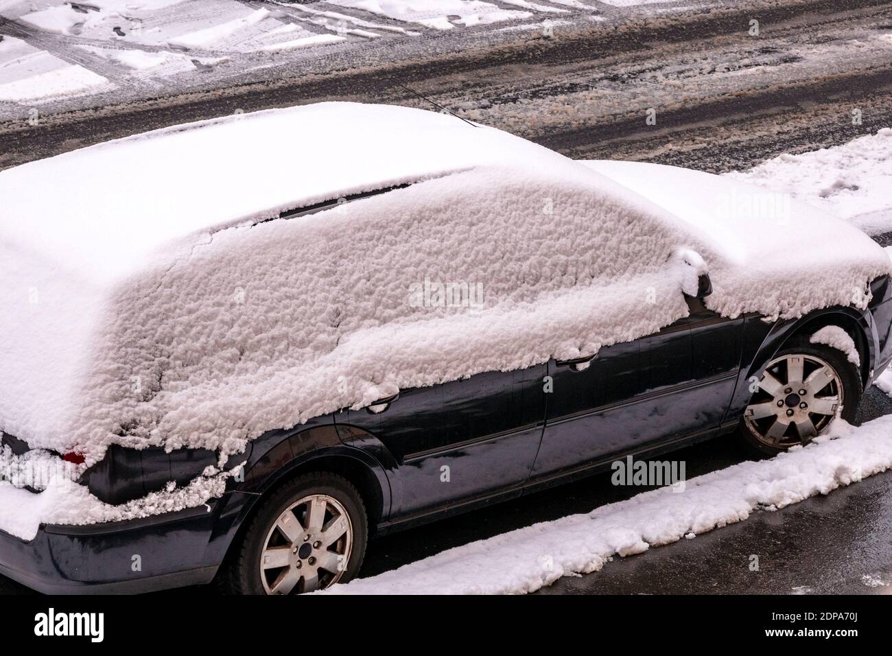 Voiture couverte de neige en hiver Banque D'Images