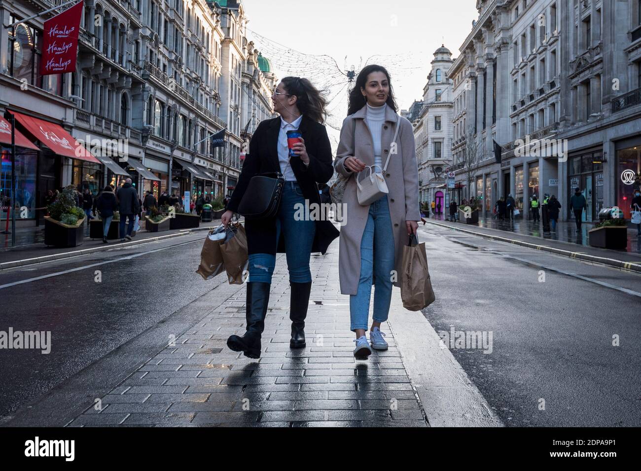 Londres, Royaume-Uni. 19 décembre 2020. Les clients de l'Ouest se terminent le dernier week-end précédant Noël. Les magasins de détail restent ouverts en vertu des restrictions de niveau 3, niveau d'alerte très élevé, mais le gouvernement britannique envisage d'imposer un nouveau verrouillage pour tenter de contrôler la pandémie de coronavirus à mesure que les cas continuent de croître. Credit: Stephen Chung / Alamy Live News Banque D'Images