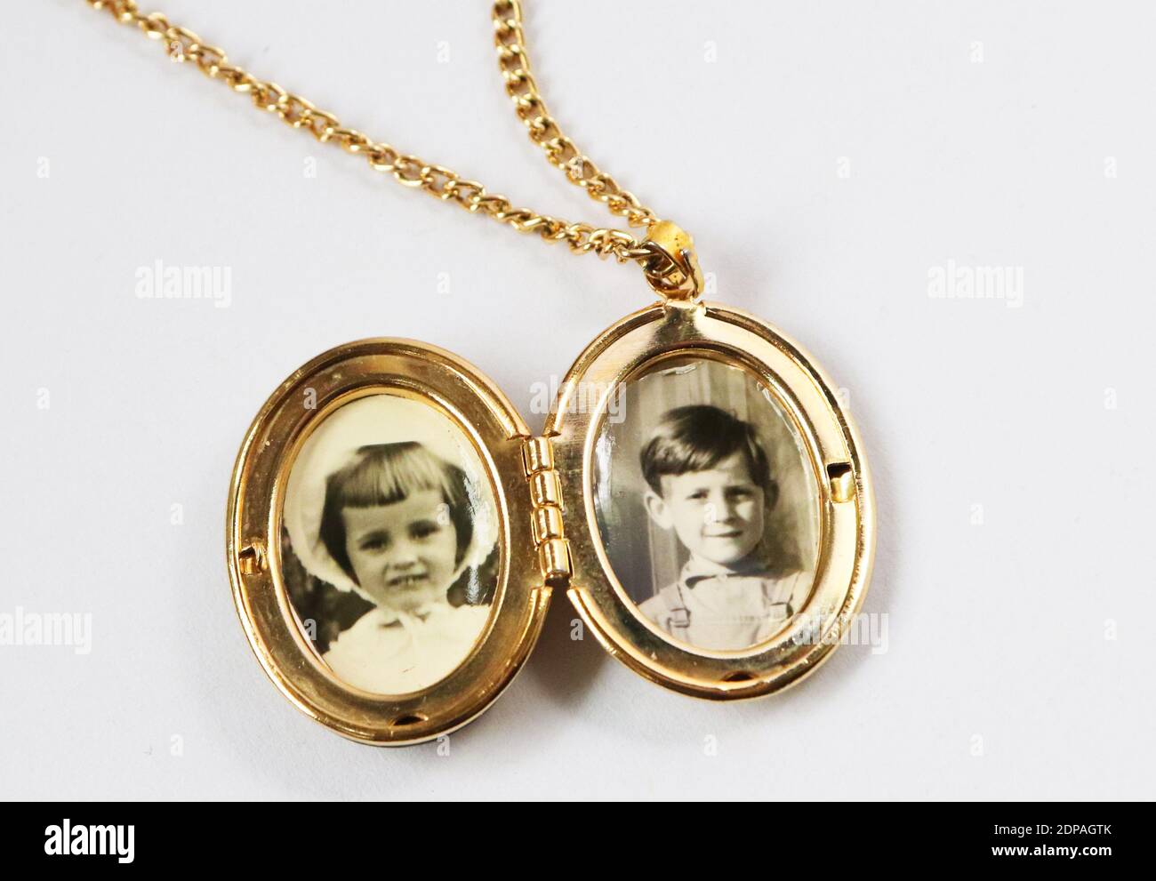 Medaillon mit Kinderfotos: Erinnerungen * locket avec portraits de jeunes enfants Banque D'Images