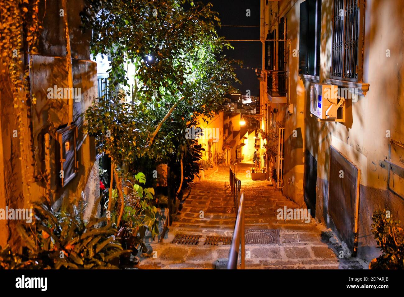 Photo nocturne d'une rue dans la vieille ville de Naples, Italie. Banque D'Images