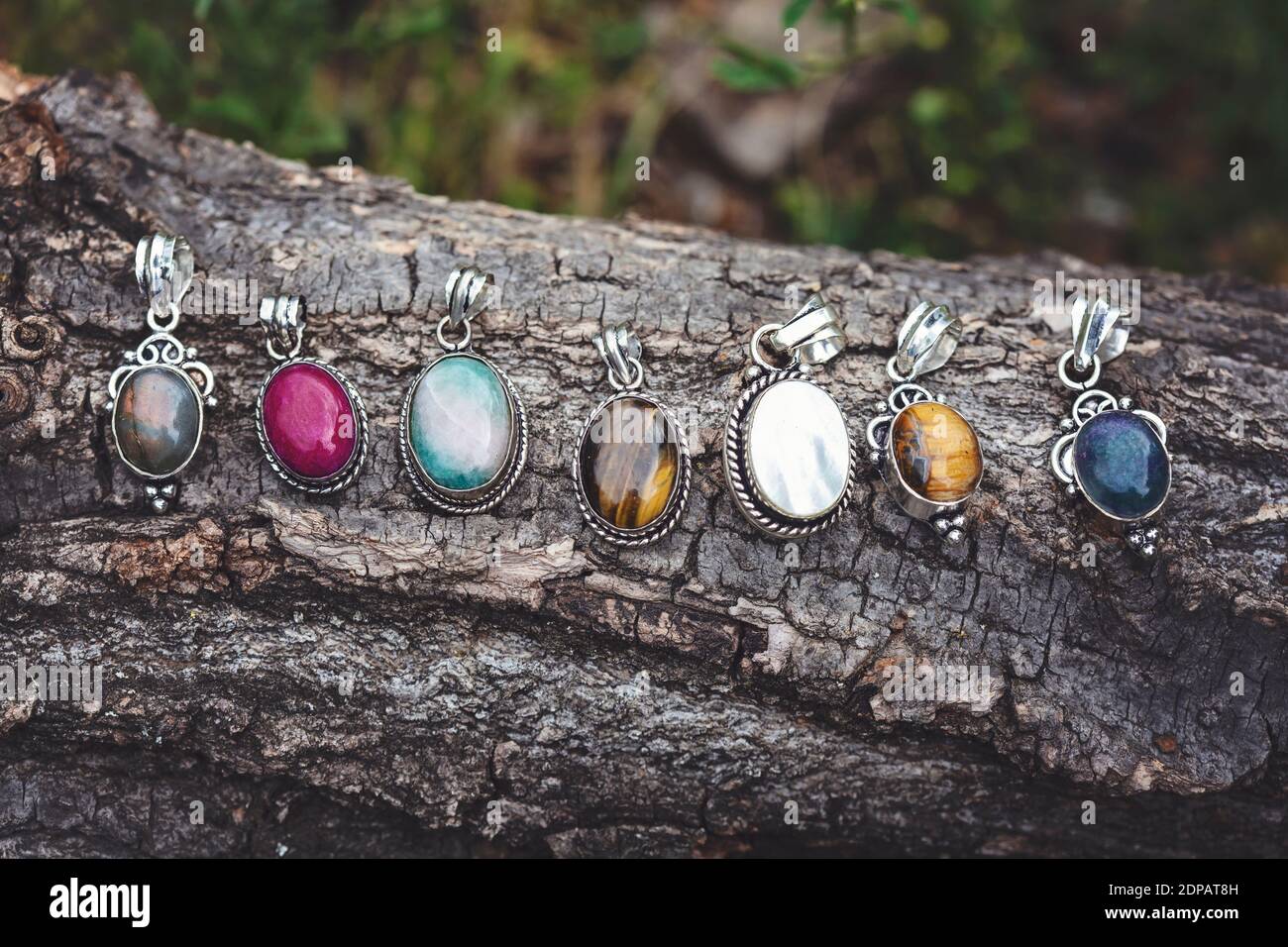 Divers pendentifs en pierre de pierre de pierre minérale sur le fond de l'arbre Banque D'Images