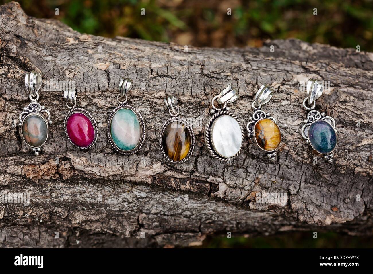 Divers pendentifs en pierre de pierre de pierre minérale sur le fond de l'arbre Banque D'Images