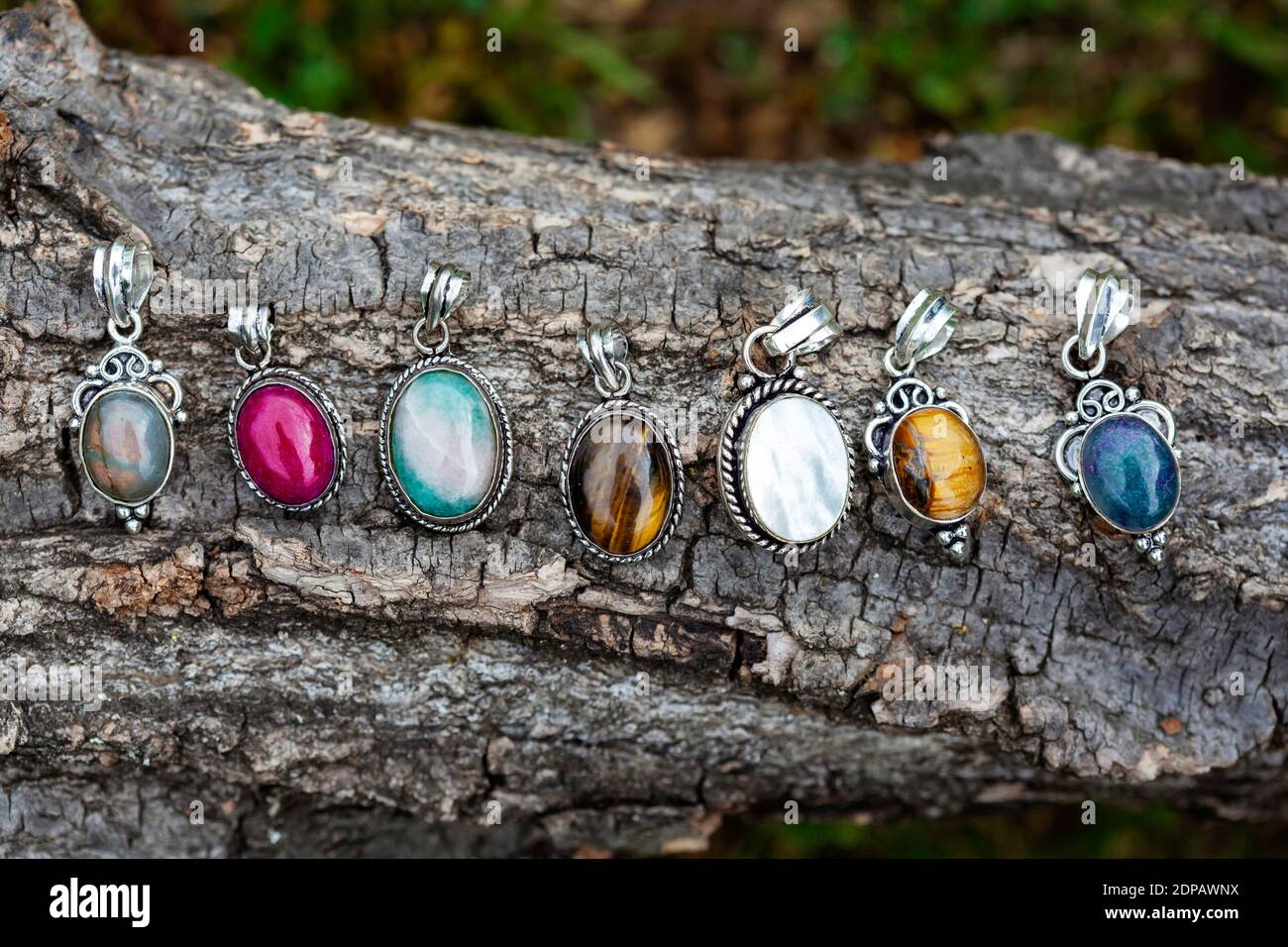 Divers pendentifs en pierre de pierre de pierre minérale sur le fond de l'arbre Banque D'Images