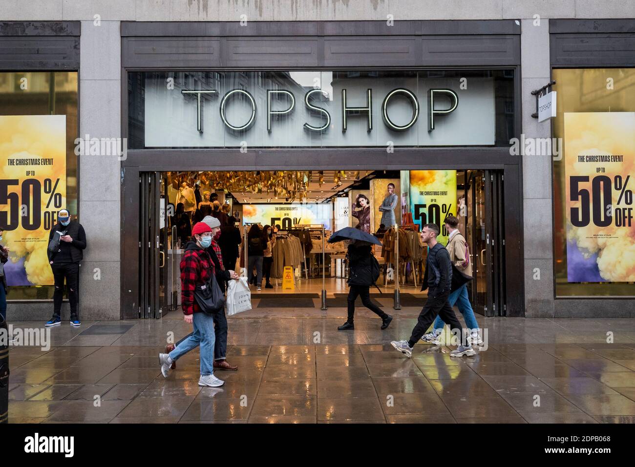 Londres, Royaume-Uni. 19 décembre 2020. L'extérieur du magasin phare de  Topshop sur Oxford Street. Il est rapporté que Next et Davidson Kempner  Capital Management, une société basée aux États-Unis, ont eu des
