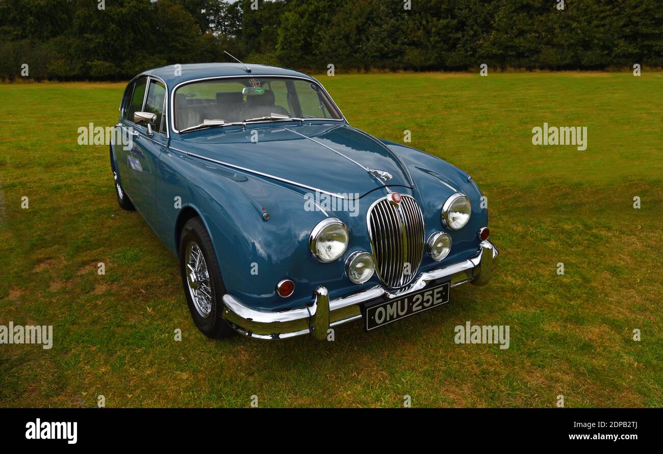 Bleu classique 1967 Jaguar Mark 2 3 500 cc isolé stationné sur l'herbe. Banque D'Images