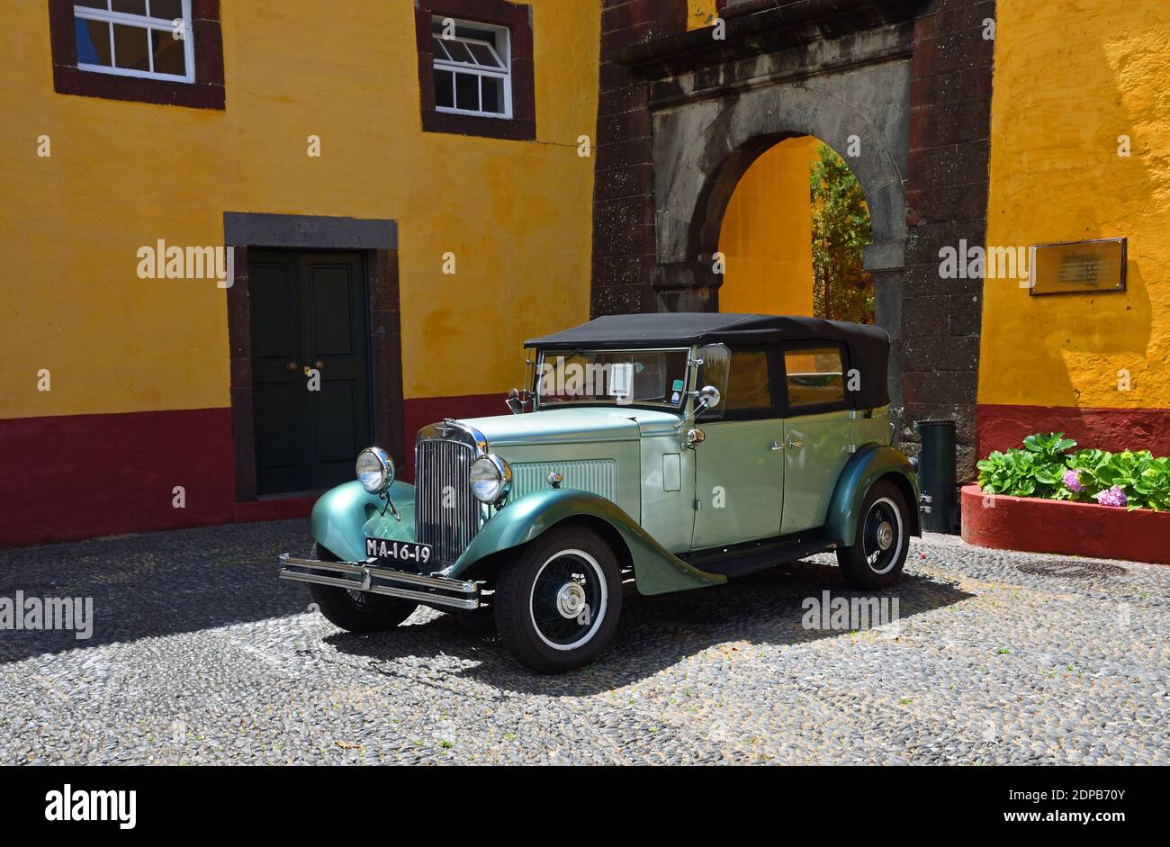 Voiture classique Austin 12 garée au fort de Sao Tiago : le joli fort jaune de Funchal. Banque D'Images
