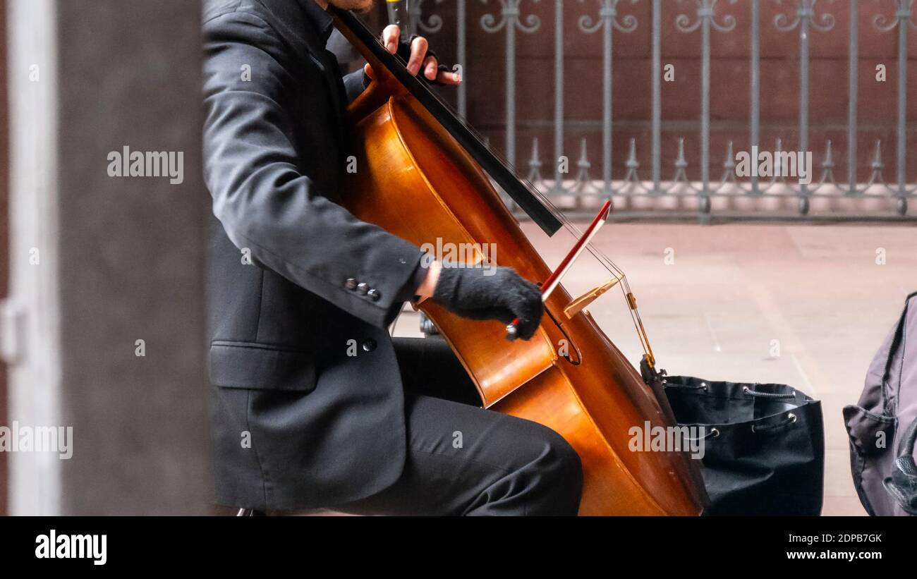 Gros plan d'un musicien de rue jouant du violoncelle Banque D'Images