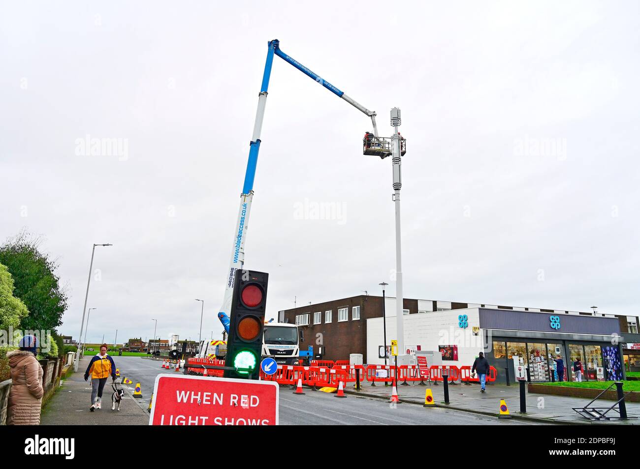 Installation d'un nouveau mât de téléphone mobile dans Fleetwood Banque D'Images