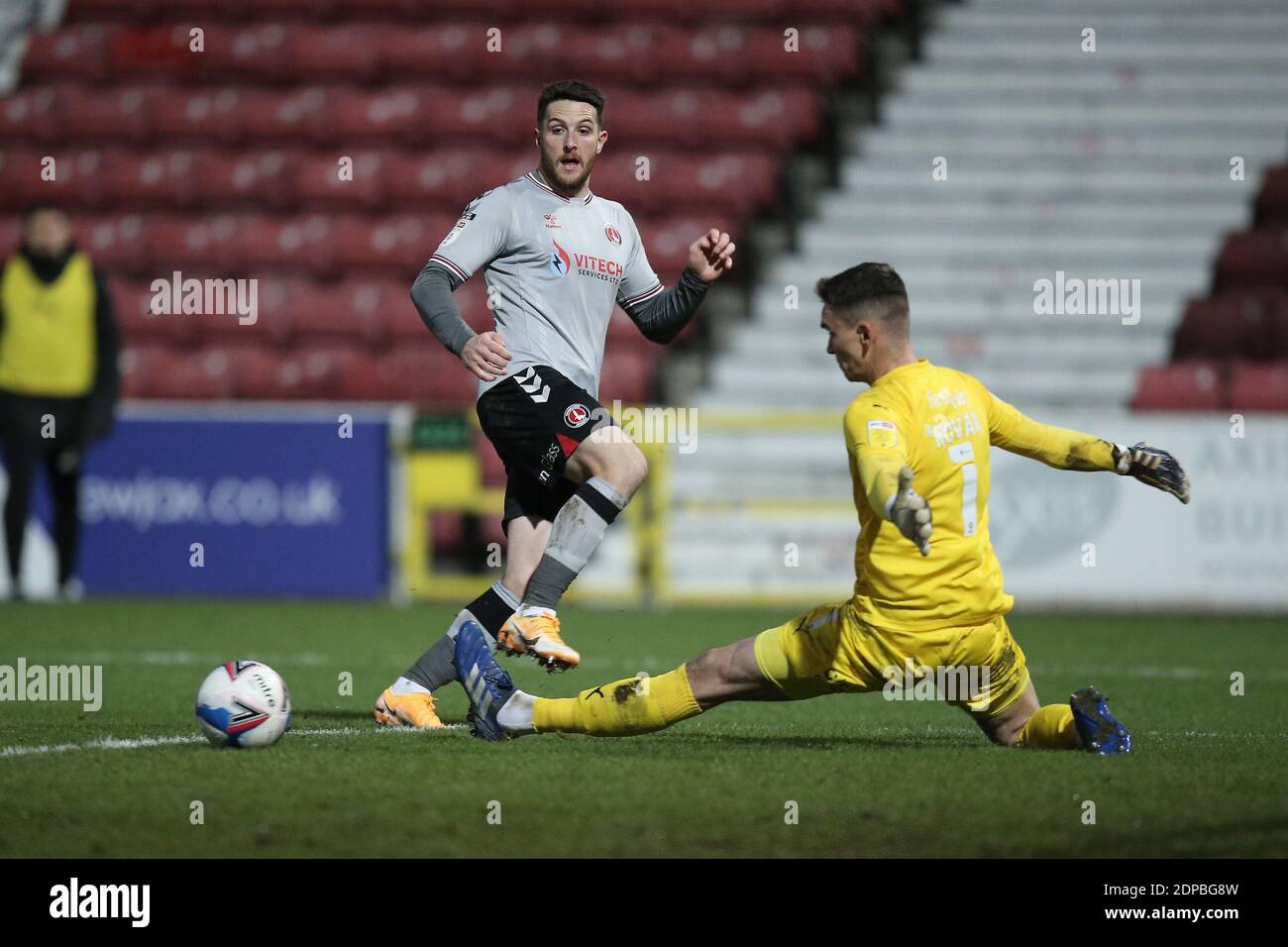 Swindon, Royaume-Uni. 19 décembre 2020. Conor Washington de Charlton Athletic bat Matej Kovar de Swindon Town avec une croix basse pour installer Chuks Aneke de Charlton Athletic pour marquer lors du match EFL Sky Bet League 1 entre Swindon Town et Charlton Athletic au terrain de comté de Swindon, en Angleterre, le 19 décembre 2020. Photo de Dave Peters. Utilisation éditoriale uniquement, licence requise pour une utilisation commerciale. Aucune utilisation dans les Paris, les jeux ou les publications d'un seul club/ligue/joueur. Crédit : UK Sports pics Ltd/Alay Live News Banque D'Images