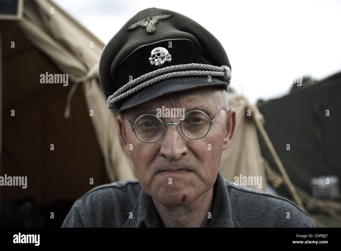 KENT, Royaume-Uni - acteur de la 2e Guerre mondiale en tant que police militaire allemande, lors de la reconstitution de l'Odyssée militaire dans le Kent. Banque D'Images