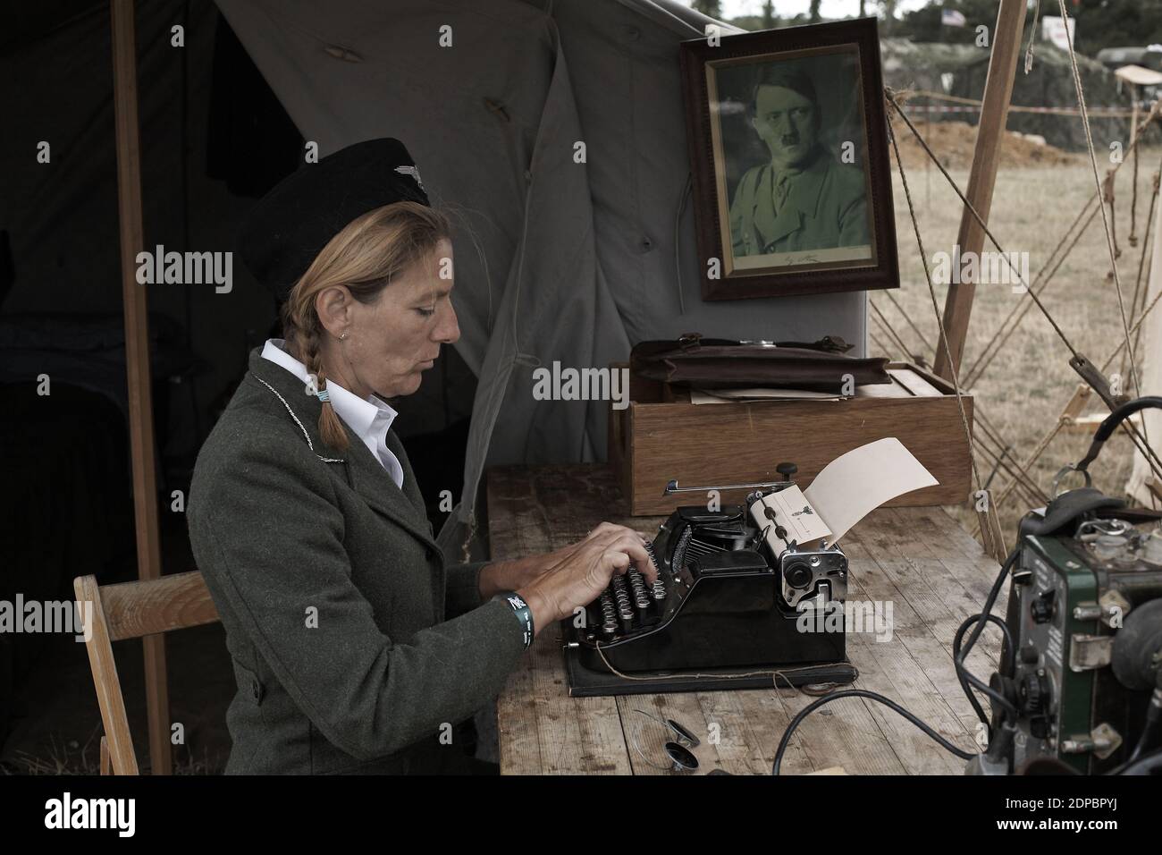 GRANDE-BRETAGNE / Angleterre / femme portant l'uniforme nazi au spectacle de reconstitution de la guerre et de la paix . Banque D'Images