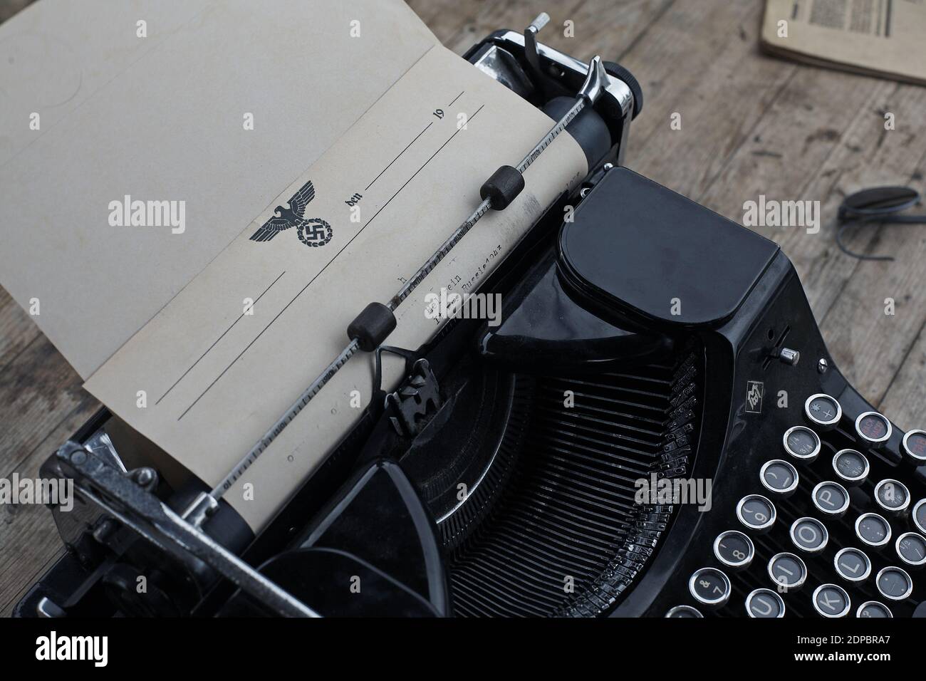 Machine à écrire allemande en temps de guerre sur le bureau avec un document de lettre portant l'aigle et la swastika. Banque D'Images
