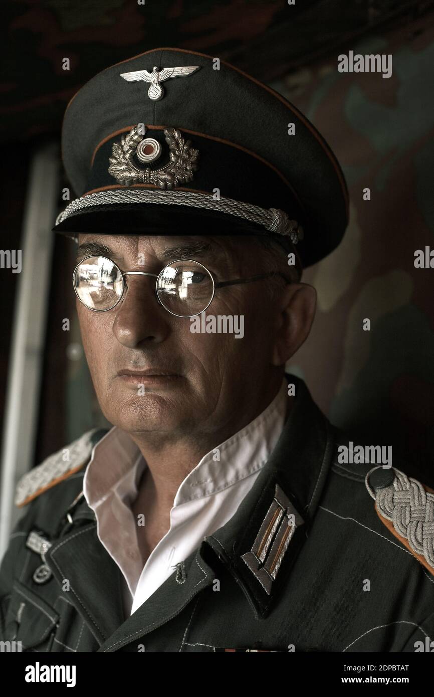 Homme portant l'uniforme nazi au spectacle de reconstitution de la guerre et de la paix en GRANDE-BRETAGNE / Angleterre / Kent . Banque D'Images