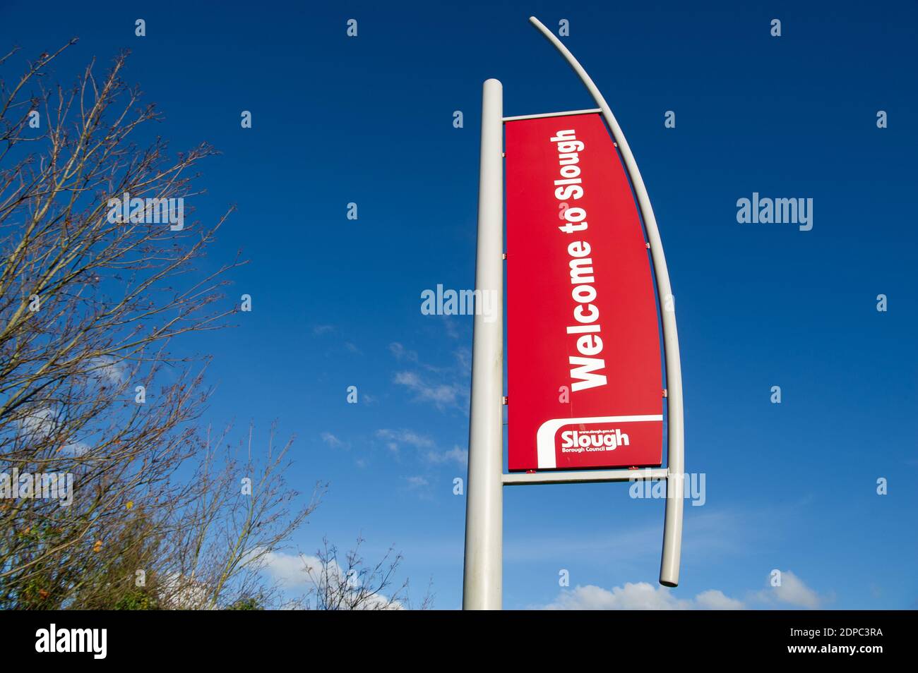 Slough, Berkshire, Royaume-Uni. 5 décembre 2020. Un panneau Bienvenue à Slough. Après la fin du confinement en Angleterre la semaine dernière, Slough a été placé dans Covid-19 Tier 3, ce qui signifie les plus fortes restrictions possibles qui interdisent aux ménages de se mélanger à l'intérieur ainsi que dans les pubs et les restaurants. Slough a le 14e taux d'infection Covid-19 le plus élevé en Angleterre. Malgré le fait que les magasins non essentiels ont rouvert à Slough et que les Slough Retail Parks étaient très occupés aujourd'hui avec des acheteurs de Noël, ce qui fait que certains habitants de Slough se sentent inquiets de l'augmentation du taux Covid-19 encore plus. Crédit : Maureen McLea Banque D'Images