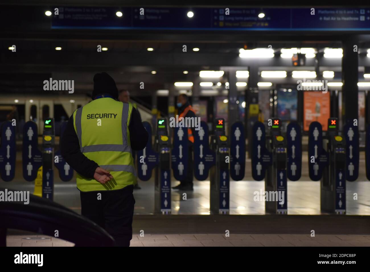 Un garde de sécurité se tient à l'extérieur de la gare de Reading pendant la pandémie COVID-19. Banque D'Images