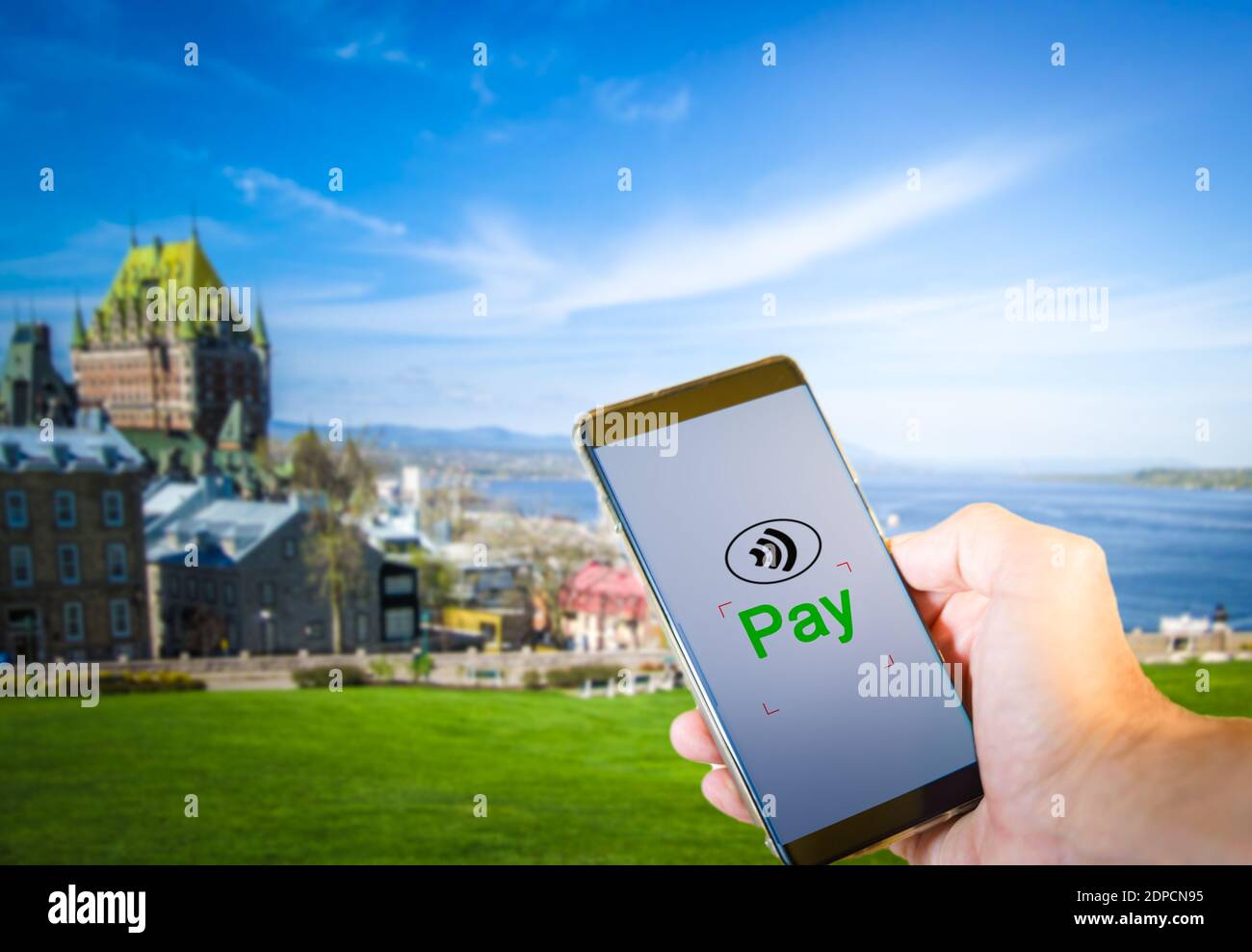 Homme payant à l'aide d'un smartphone, concept de technologie de paiement sans espèces Banque D'Images