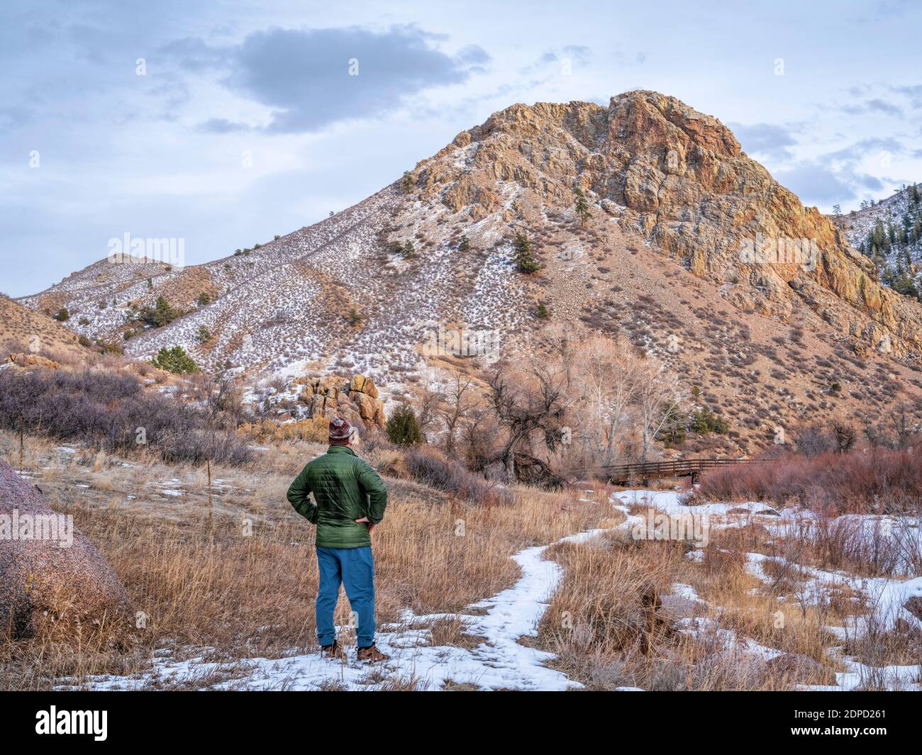 Randonneur et Eagle Nest Rock avec une fourche nord gelée de la rivière cache la poudre dans le nord du Colorado à Livermore près de fort Collins, paysage d'hiver Banque D'Images