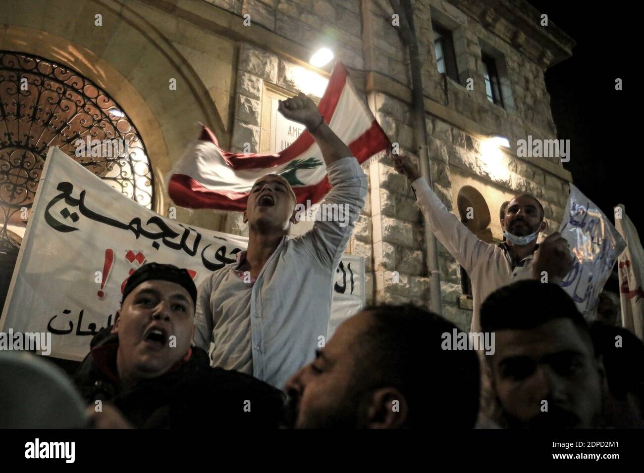 Beyrouth, Liban. 19 décembre 2020. Des militants anti-gouvernementaux et des étudiants des universités scandent des slogans lors d'une manifestation en raison de l'augmentation des frais de scolarité dans un contexte de crise économique aiguë et d'impasse politique qui touche le pays. Credit: Marwan Naamani/dpa/Alamy Live News Banque D'Images