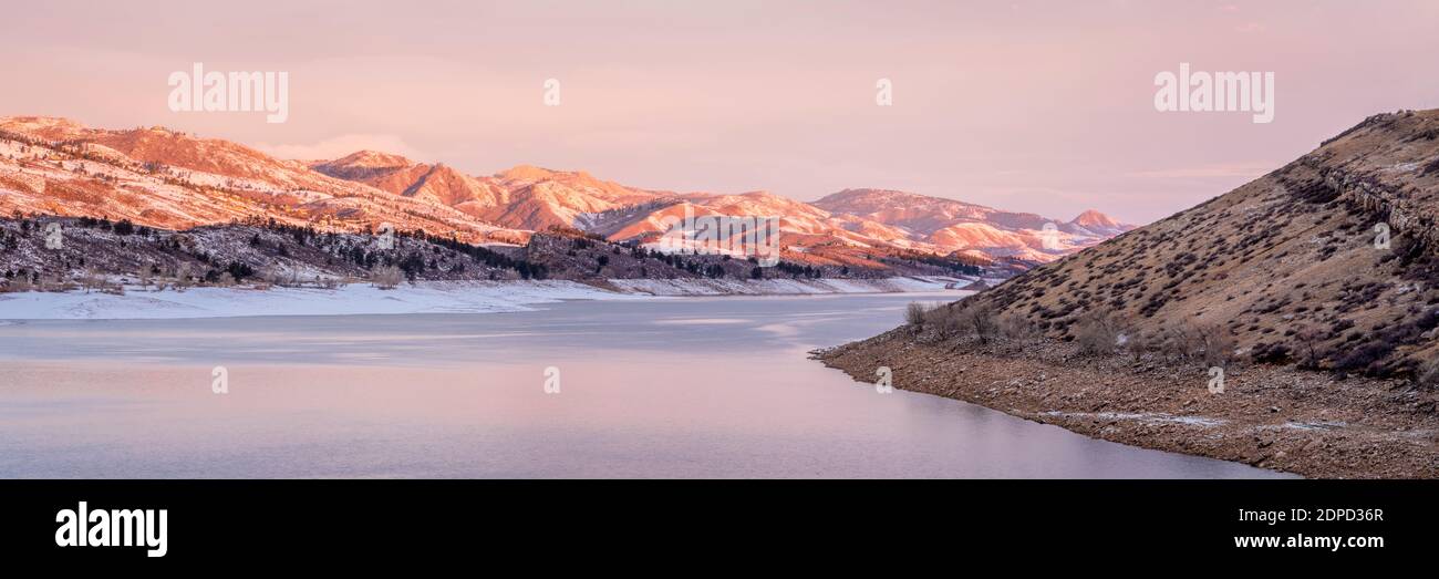 Panorama d'hiver du lac de montagne aux contreforts des montagnes Rocheuses au lever du soleil, Horstooth Reservoir - une zone de loisirs populaire dans le nord de Colo Banque D'Images