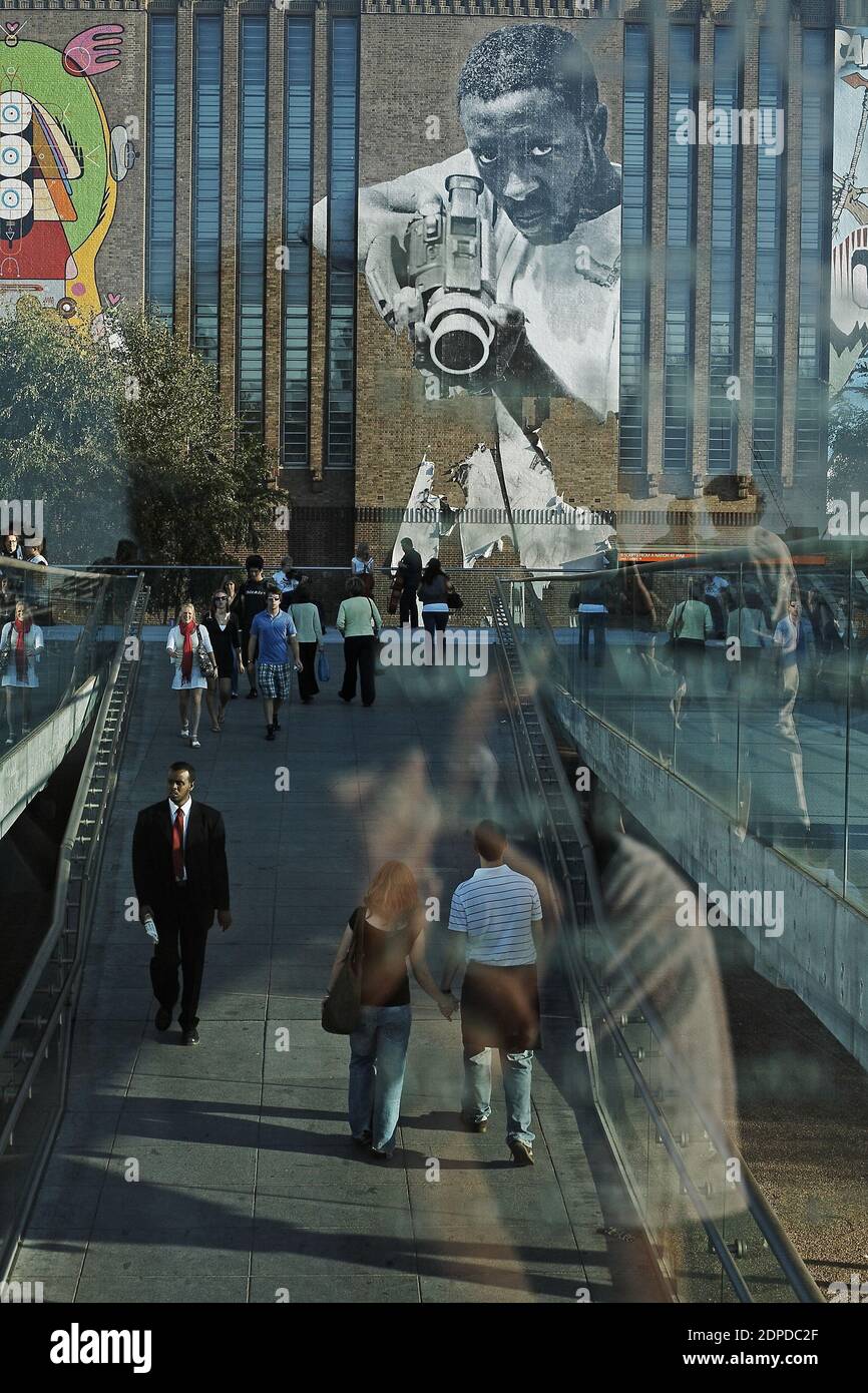 GRANDE-BRETAGNE / Londres / Street Art /Tate Modern /JR's Paste -up image montre un homme noir tenant ce que .on premier regard Semble être un pistolet.On plus proche ins Banque D'Images
