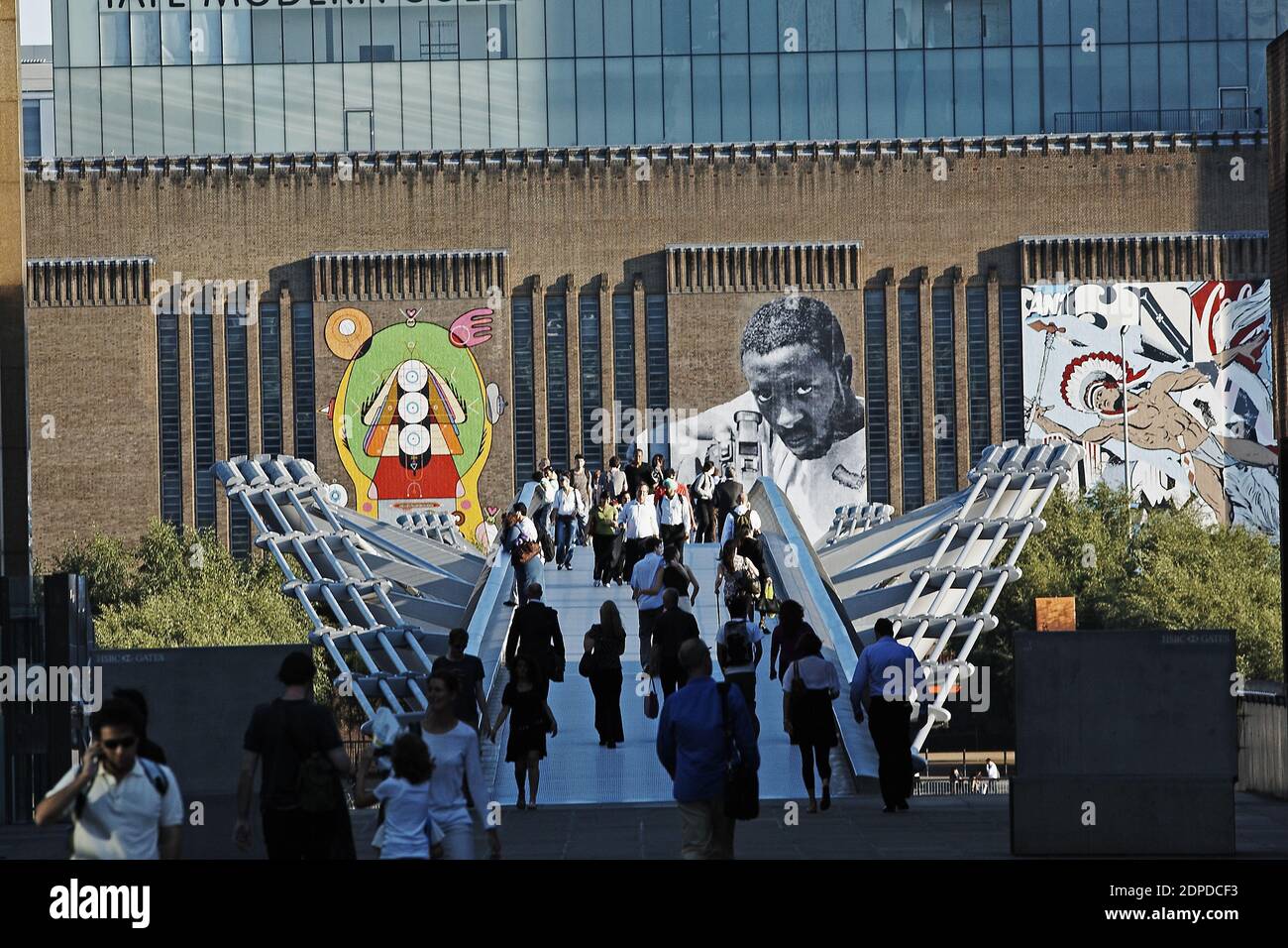 GRANDE-BRETAGNE / Londres / Street Art /Tate Modern a commandé six artistes de rue internationaux reconnus (Sixeart, OS Gemeos, Faile, Nunca et Blu) Banque D'Images