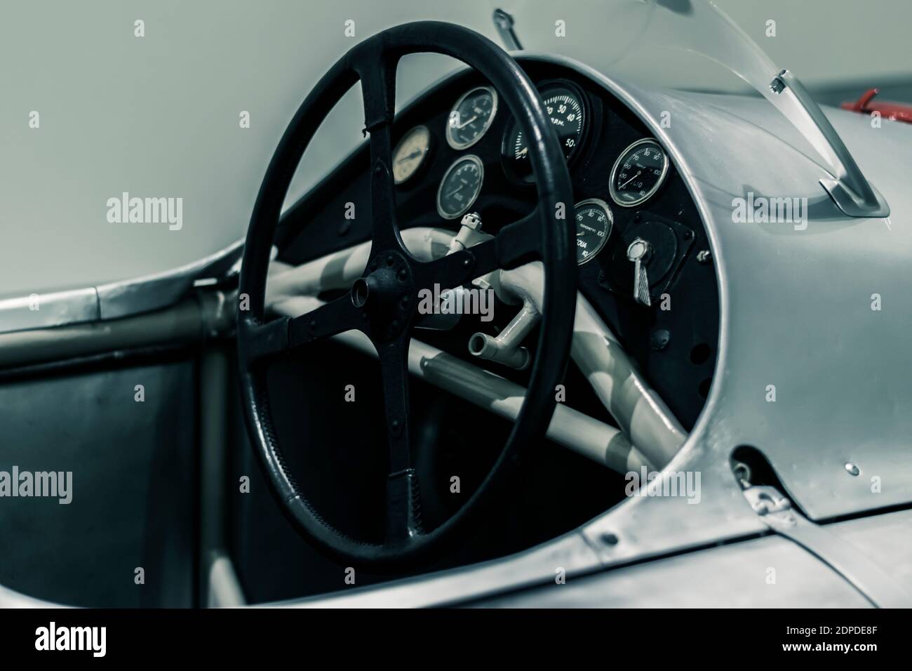STUTTGART, Allemagne 6 mars 2020 : volant et tableau de bord de Porsche Type 360 (1948) Cisitalia au musée Porsche. Voiture à moteur rare, V1 1.5 litres Banque D'Images