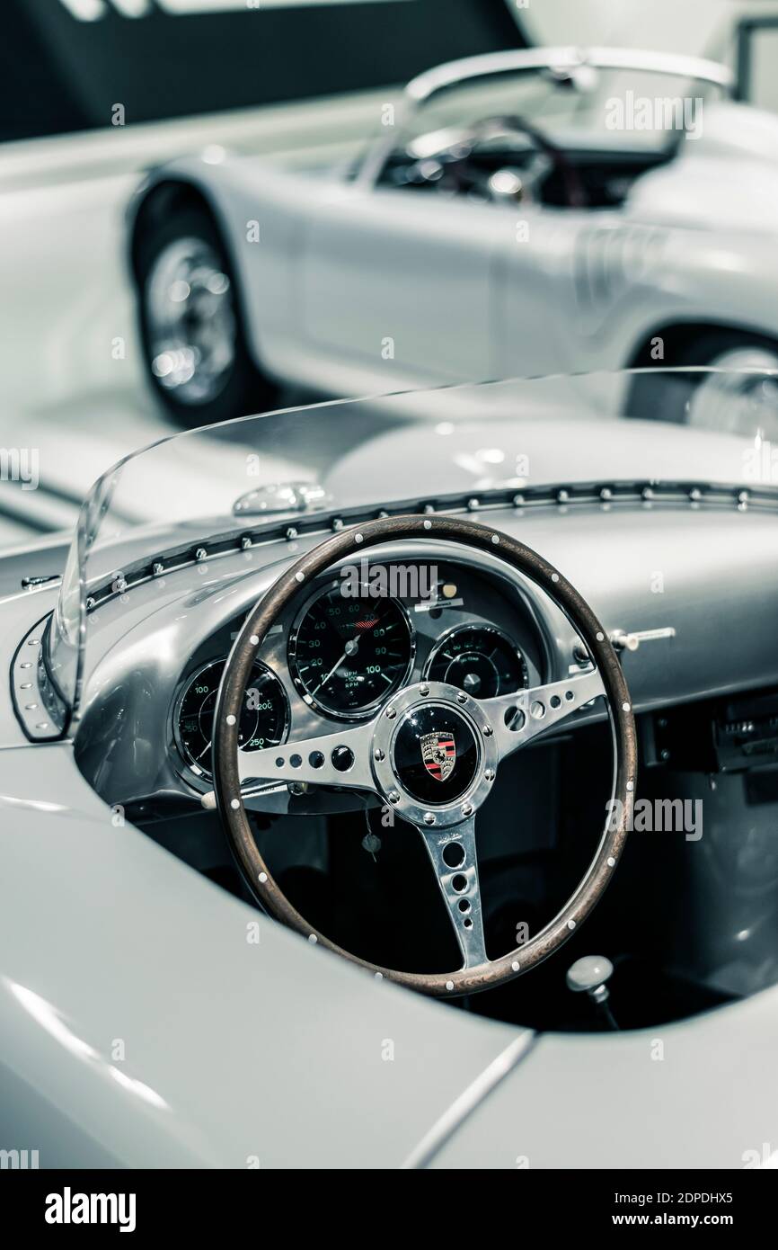 STUTTGART, Allemagne 6 mars 2020 : la Porsche 550 Spyder 1956. Voiture à moteur intermédiaire avec moteur quatre cylindres refroidi par air, suivant le précédent du Banque D'Images
