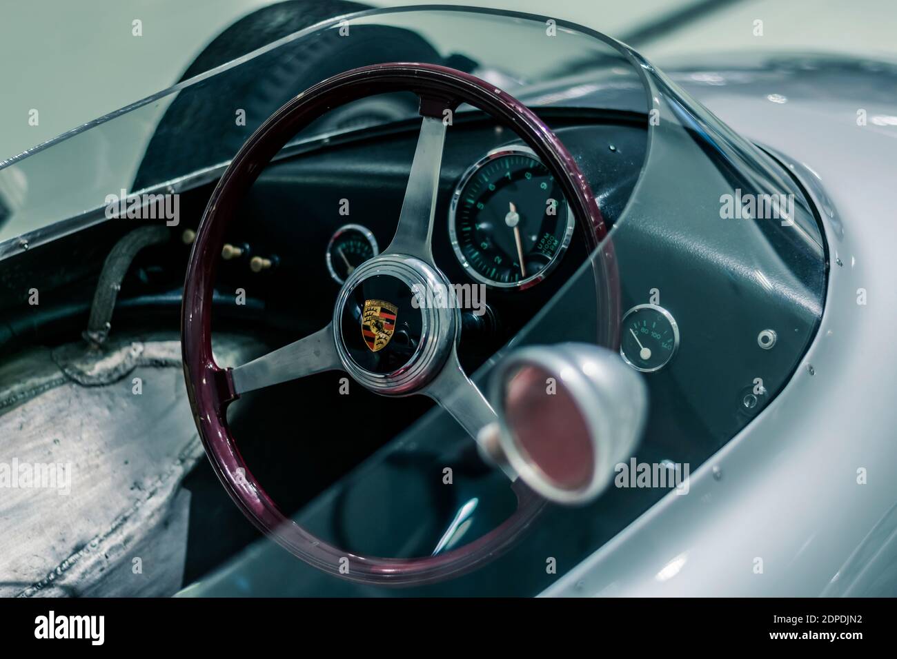 STUTTGART, Allemagne 6 mars 2020 : la Porsche 718/2 (2-02) Formule 2 1960. Volant, tableau de bord et pare-brise. Banque D'Images