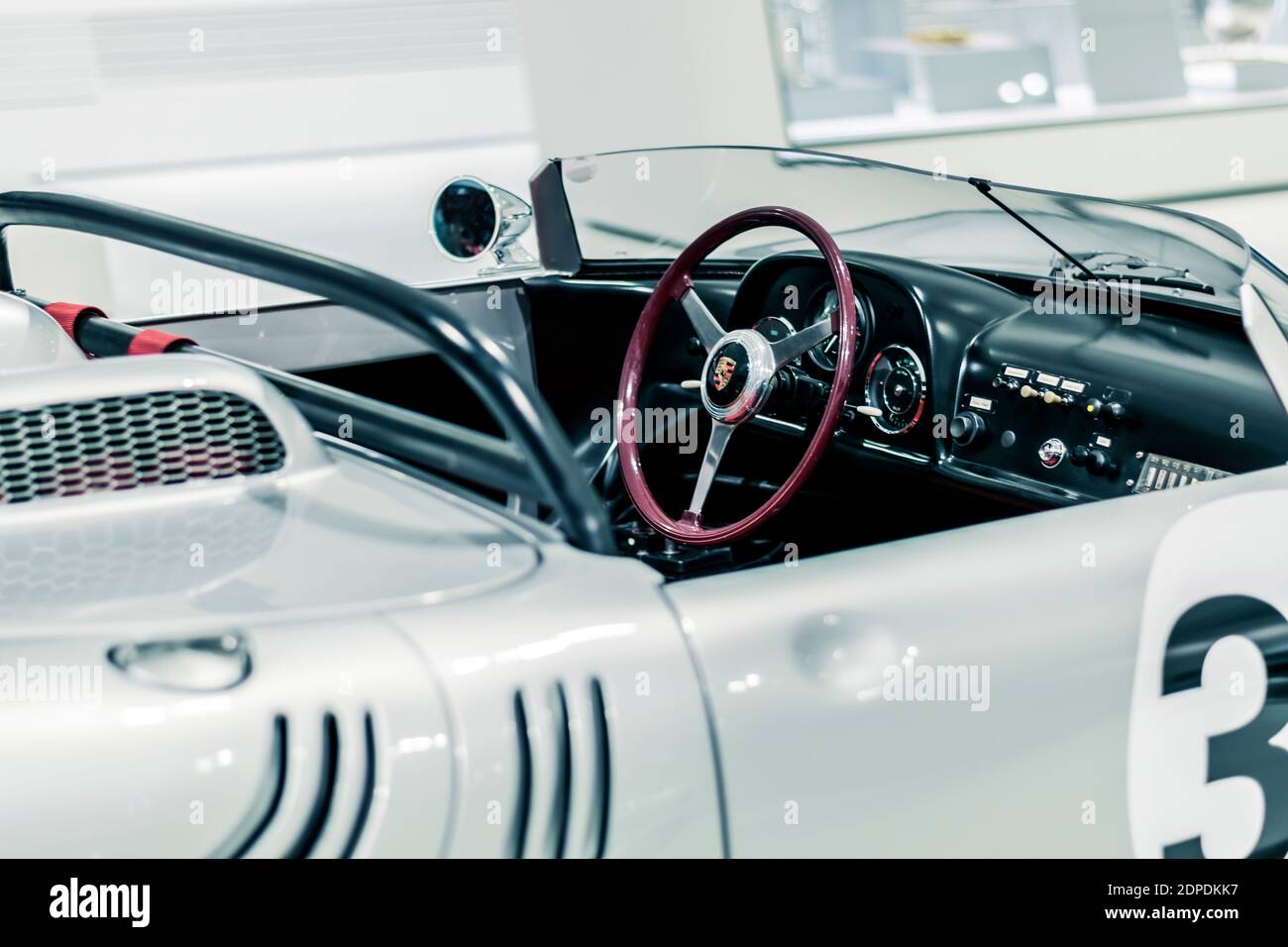 STUTTGART, Allemagne 6 mars 2020 : la Porsche 718W-RS Spyder. Un seul exemple est construit en 1961 pour le World Endurance Trophy. Banque D'Images