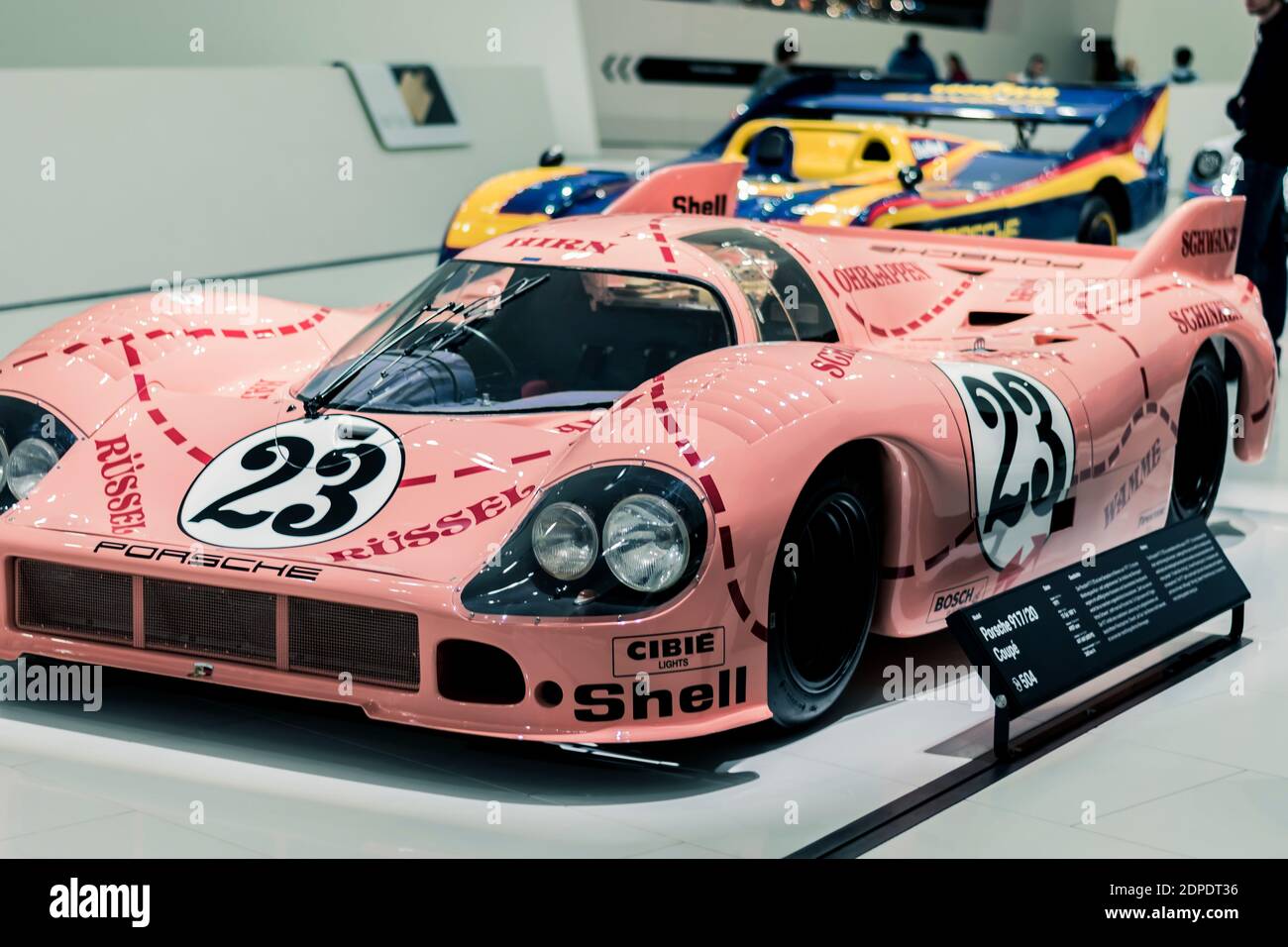 STUTTGART, Allemagne 6 mars 2020 : la Porsche 917-20 dans la décoration « Pink Pig ». Le designer Anatole Lapine a donné à la voiture un travail de peinture rose avec des lignes de coupe de boucher Banque D'Images