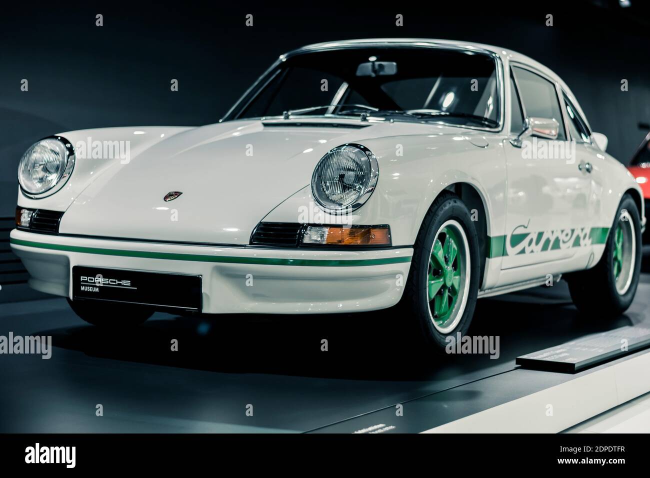 STUTTGART, Allemagne 6 mars 2020 : la Porsche 911 Carrera RS 2.7 1973 au musée Porsche. Banque D'Images