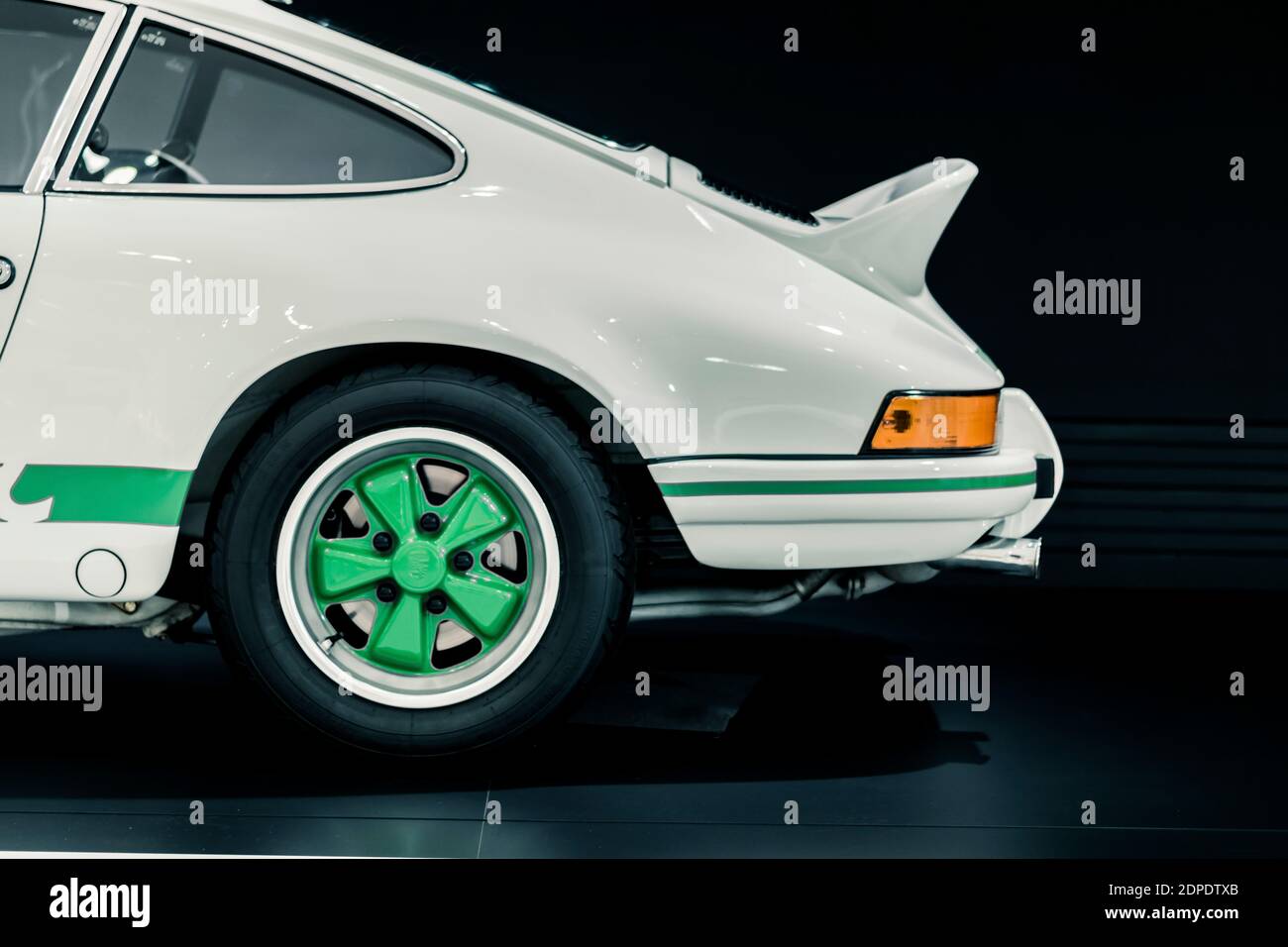 STUTTGART, Allemagne 6 mars 2020 : la Porsche 911 Carrera RS 2.7 1973 au musée Porsche. Banque D'Images