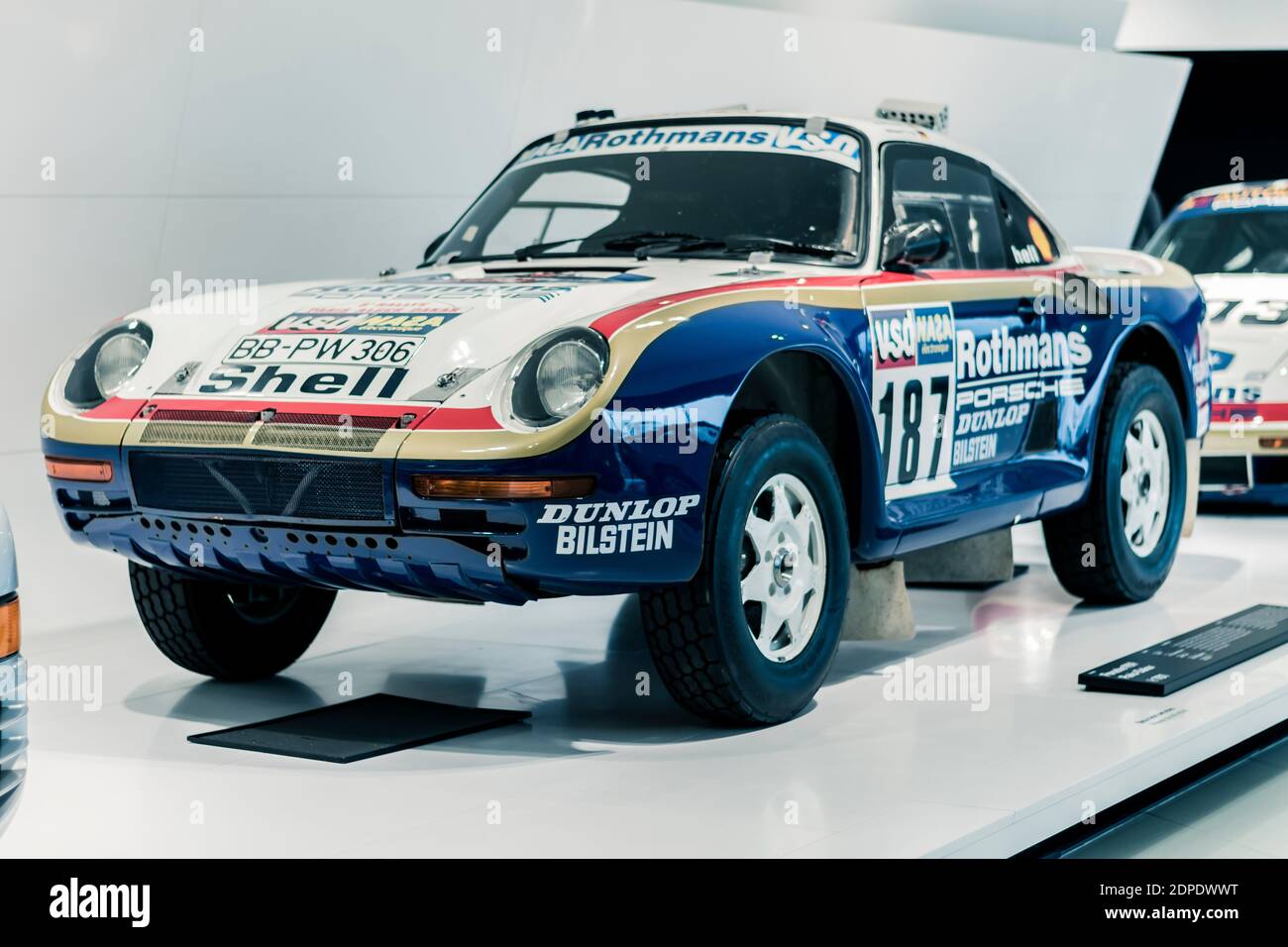 STUTTGART, Allemagne 6 mars 2020 : la Porsche 959 (961) Paris-Dakar 1986 au musée Porsche. Banque D'Images